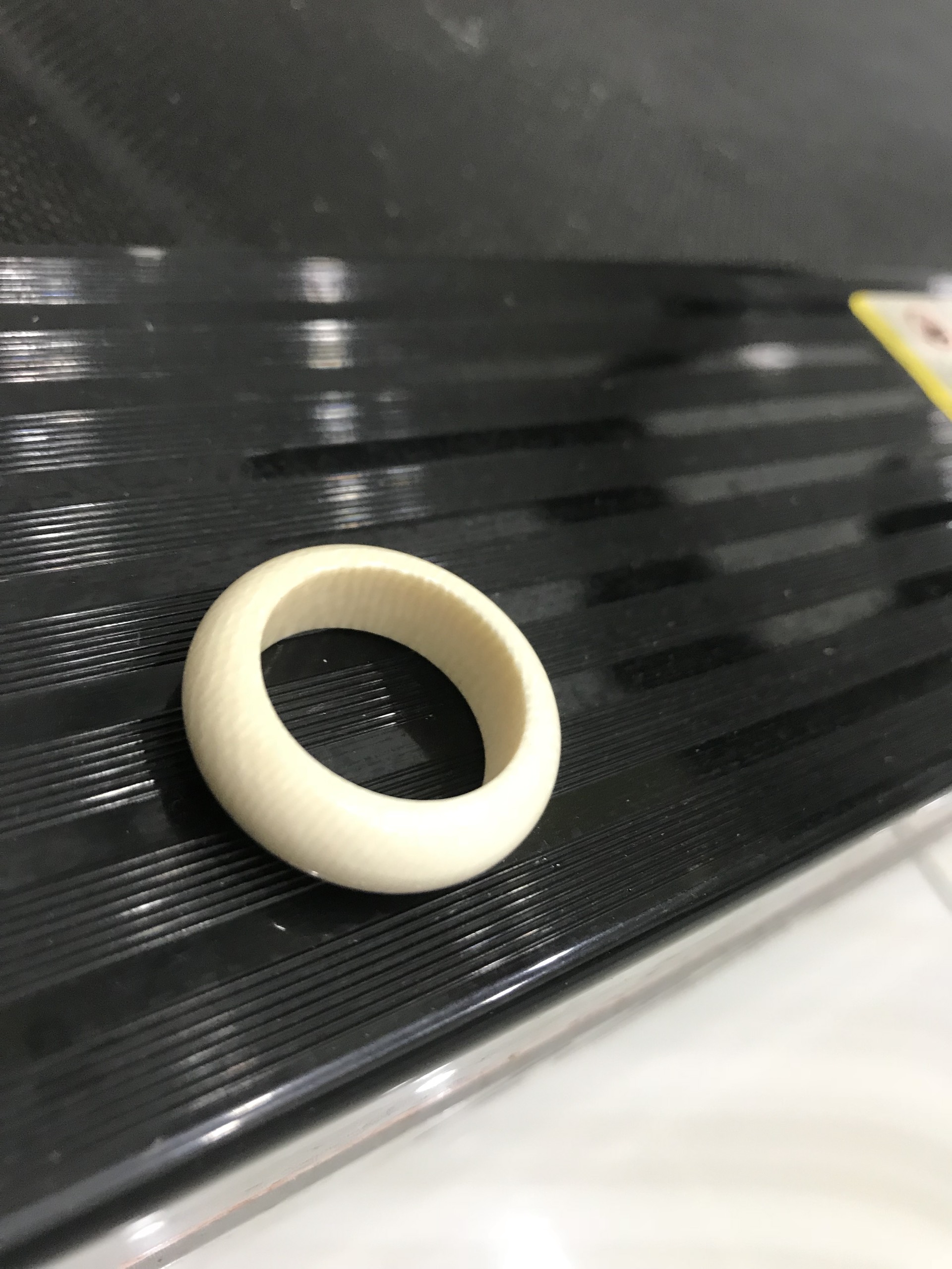 Nhẫn Nam Đẹp Màu Trắng Ngà Vân trơn bóng tròn Ni 19mm cao 8mm dầy 4mm các anh đeo ngón cái hay bất kỳ ngón tay nào ni lọt vừa tay là 19mm ạ