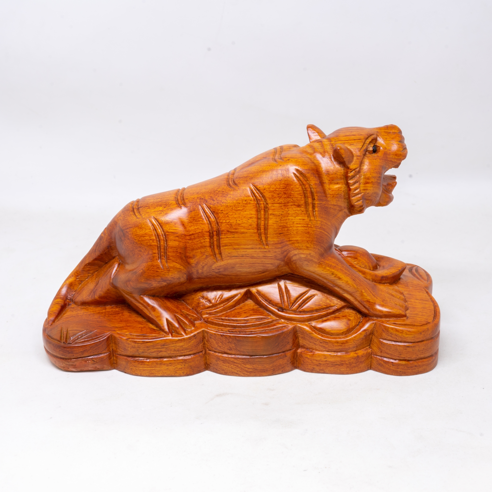 Tượng hổ nâu bằng gỗ hương cao 12cm
