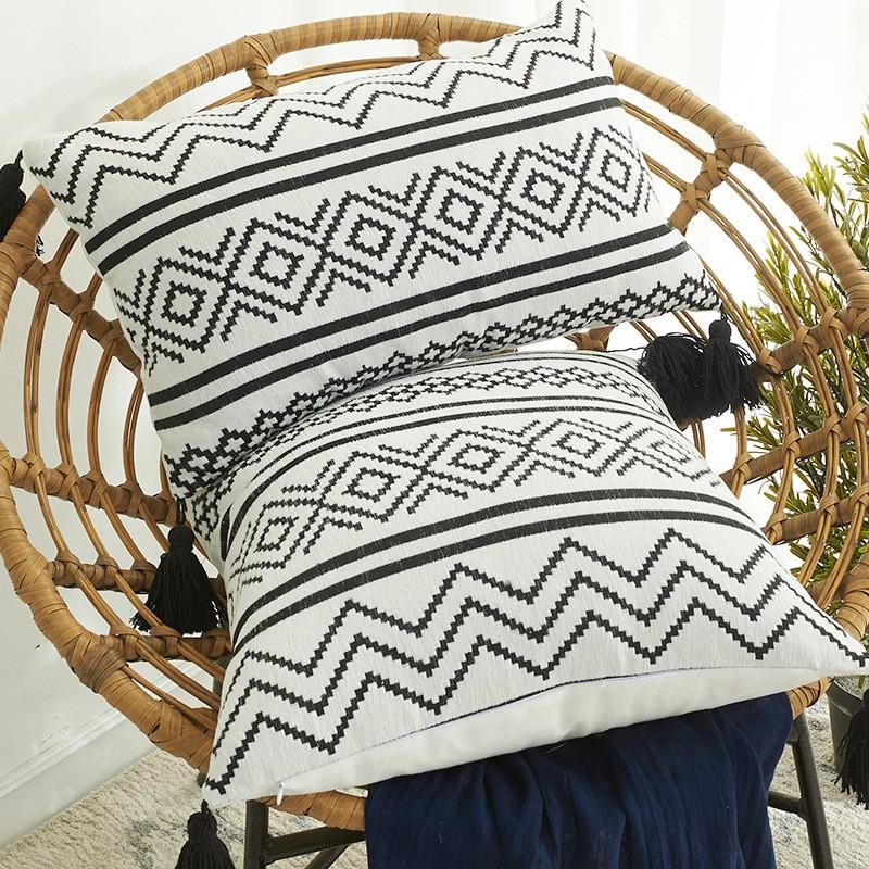 Gối Tựa Lưng Bắc Âu Họa Tiết Dệt Moroccan Chenille Tua Rua Sang Trọng