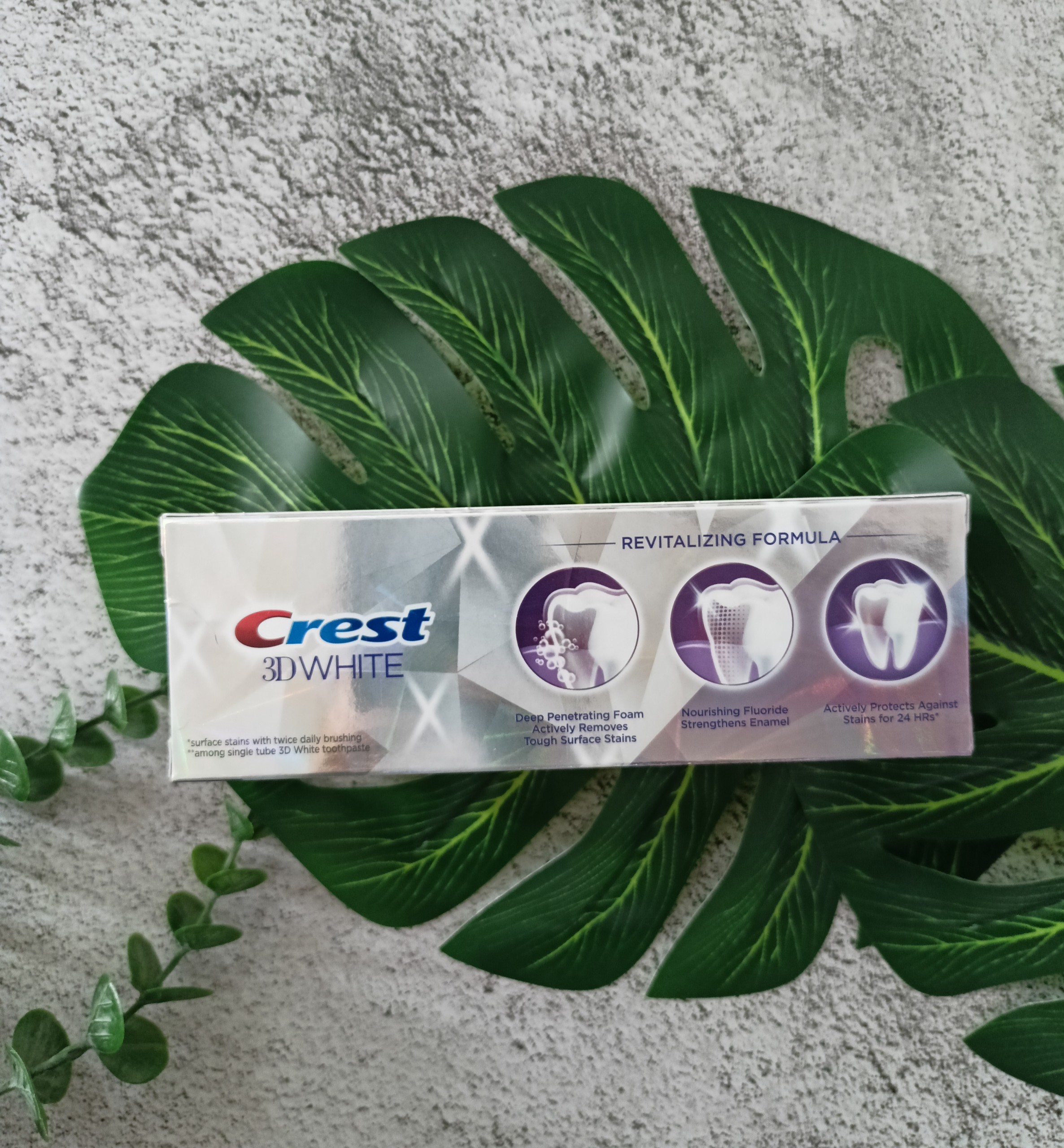 Kem Đánh Răng Crest 3D White Brilliance Vibrant Peppermint Giúp Răng Trắng Sáng, Chắc Khỏe