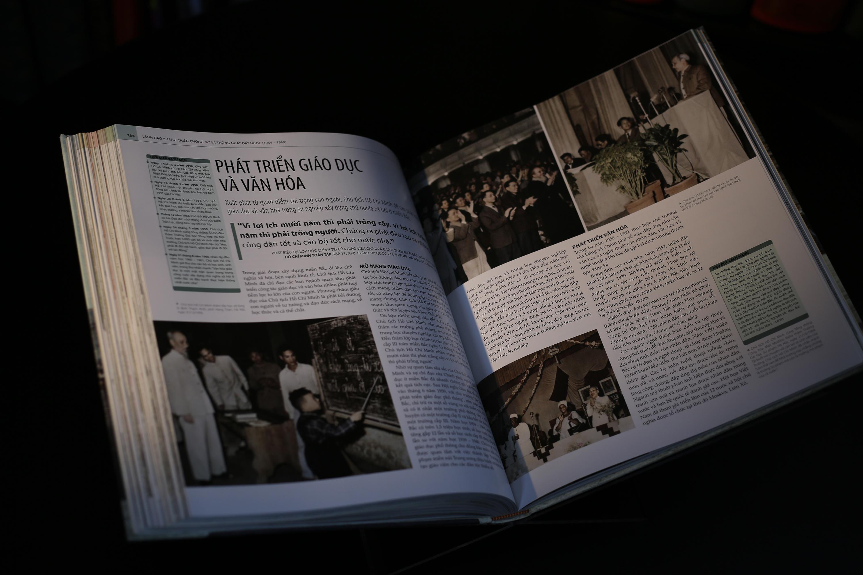 Sách - Hồ Chí Minh - Tiểu Sử Bằng Hình - Ấn Bản Giới Hạn - Bìa Vải