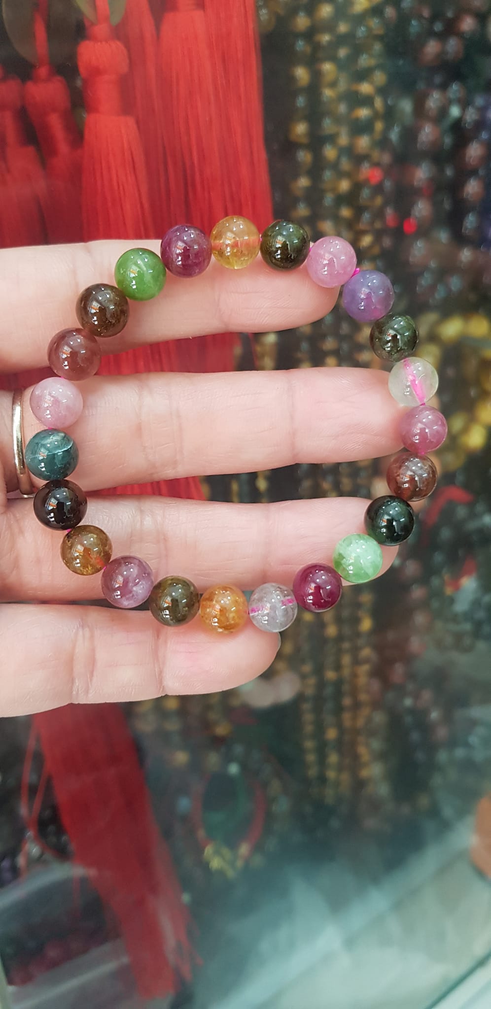 Vòng tay phong thuỷ may mắn đá tourmaline màu bóng đẹp lắm size hạt vòng 8mm đá tự nhiên đeo tốt sức khoẻ, may mắn, tốt cho công việc đeo lên tay bóng đẹp màu rất xinh đẹp ạ