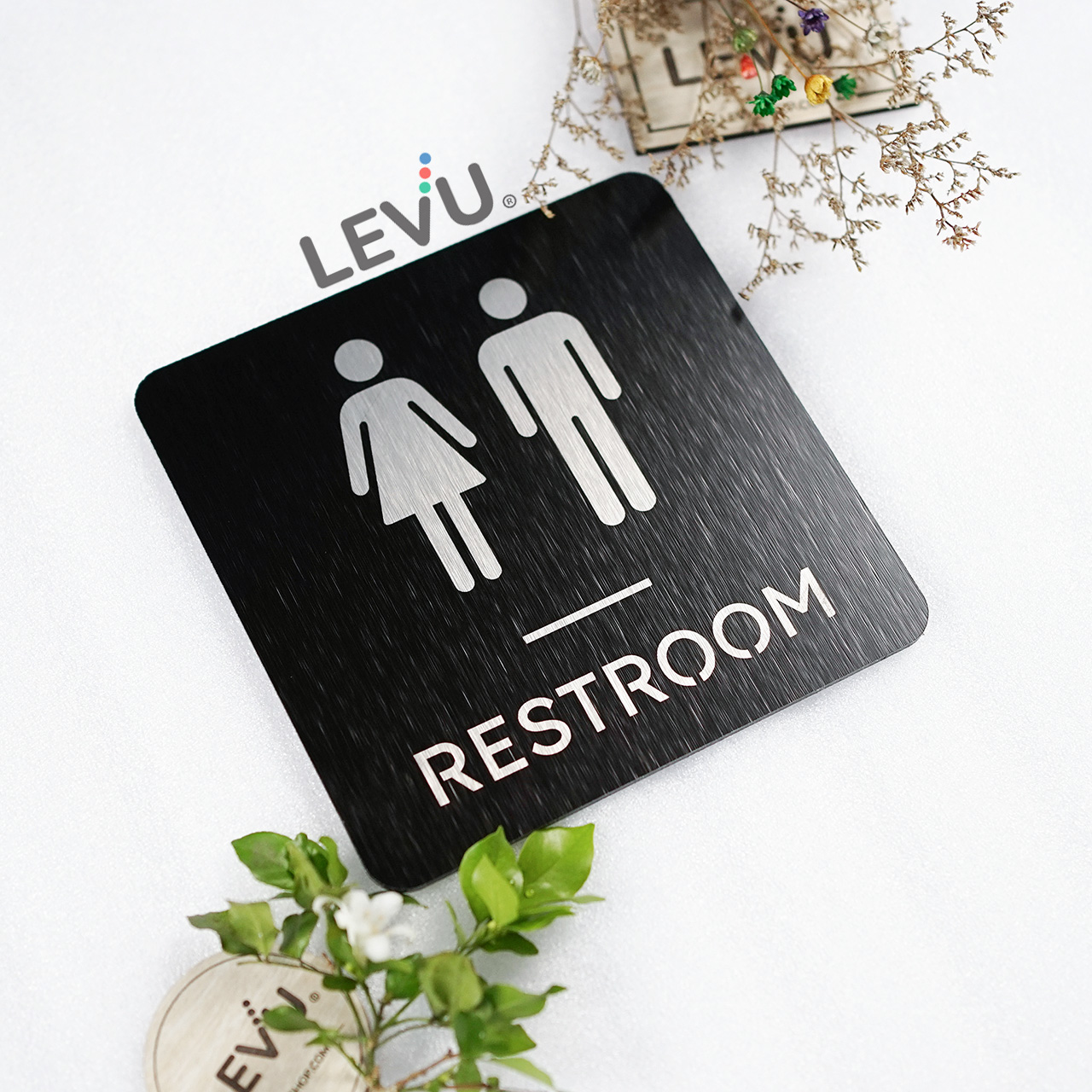 Bảng restroom bằng alu nhôm đen dán tường trang trí nhà vệ sinh