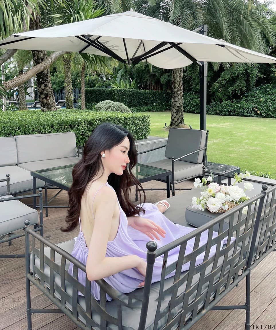 Đầm maxi hai dây hở lưng bo chun giúp giữ form đầm