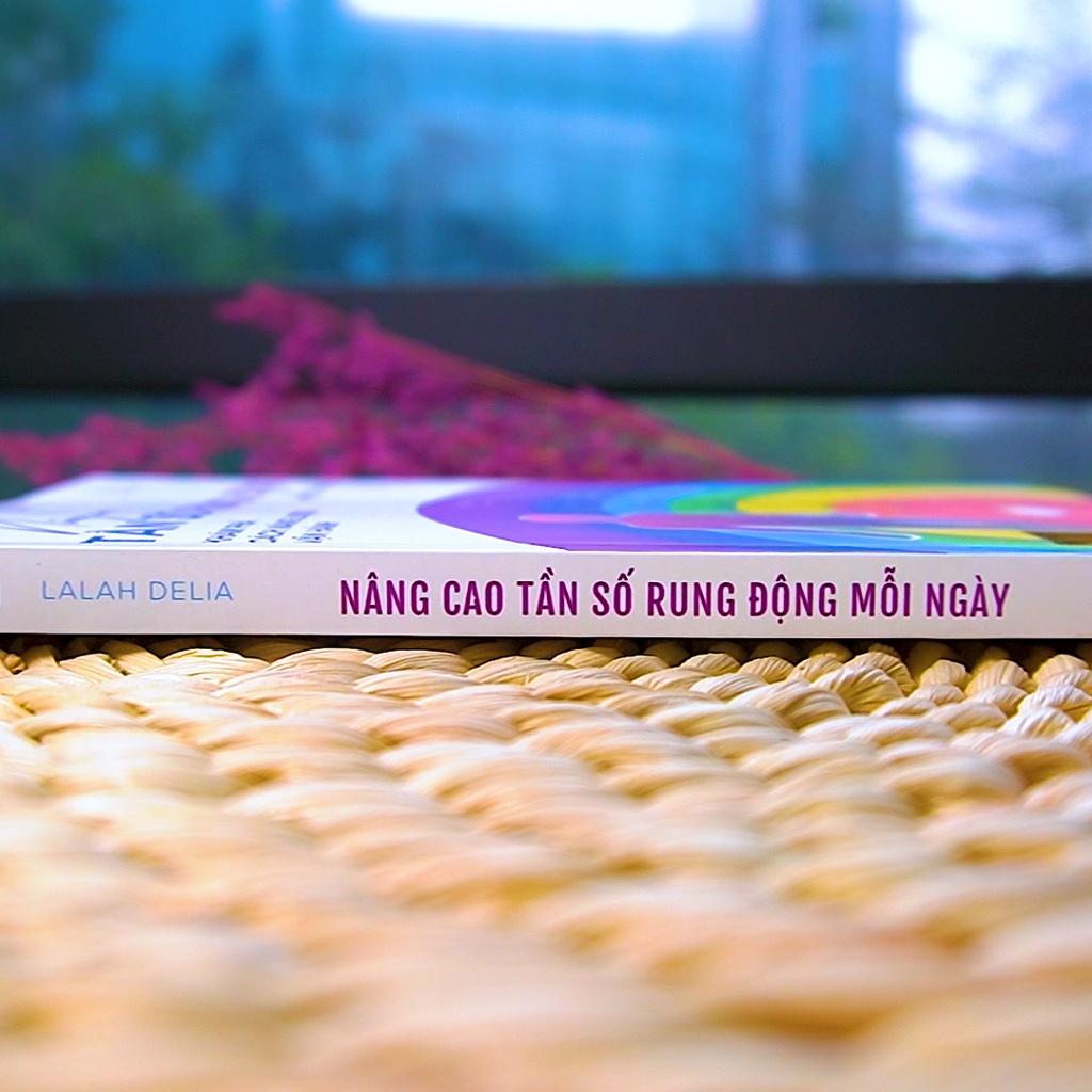 Sách Nâng Cao Tần Số Rung Động Mỗi Ngày: Khám Phá Cách Năng Lượng Vận Hành - Bizbooks - BẢN QUYỀN