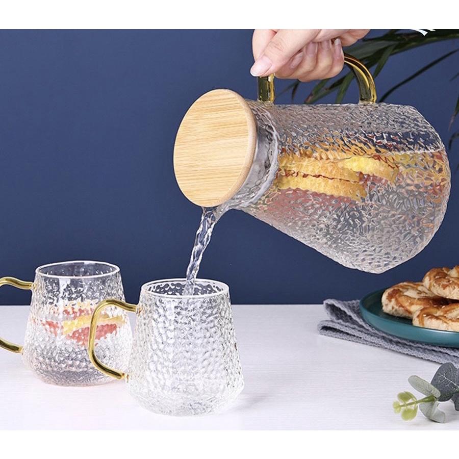 COMBO BỘ BÌNH UỐNG NƯỚC 6 CỐC THỦY TINH CAO CẤP CHỊU NHIỆT LÊN TỚI 400 ĐỘ C KÈM KHAY VÀ GIÁ TREO CỐC