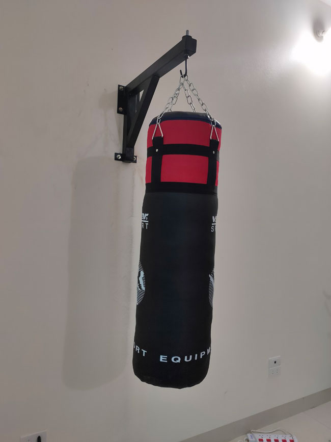 Bao đấm thể thao nhồi vải vụn kèm xích treo, kích thước 80cm đường kính 25cm phù hợp sử dụng để tập võ thuật hay tập thể lực tại nhà