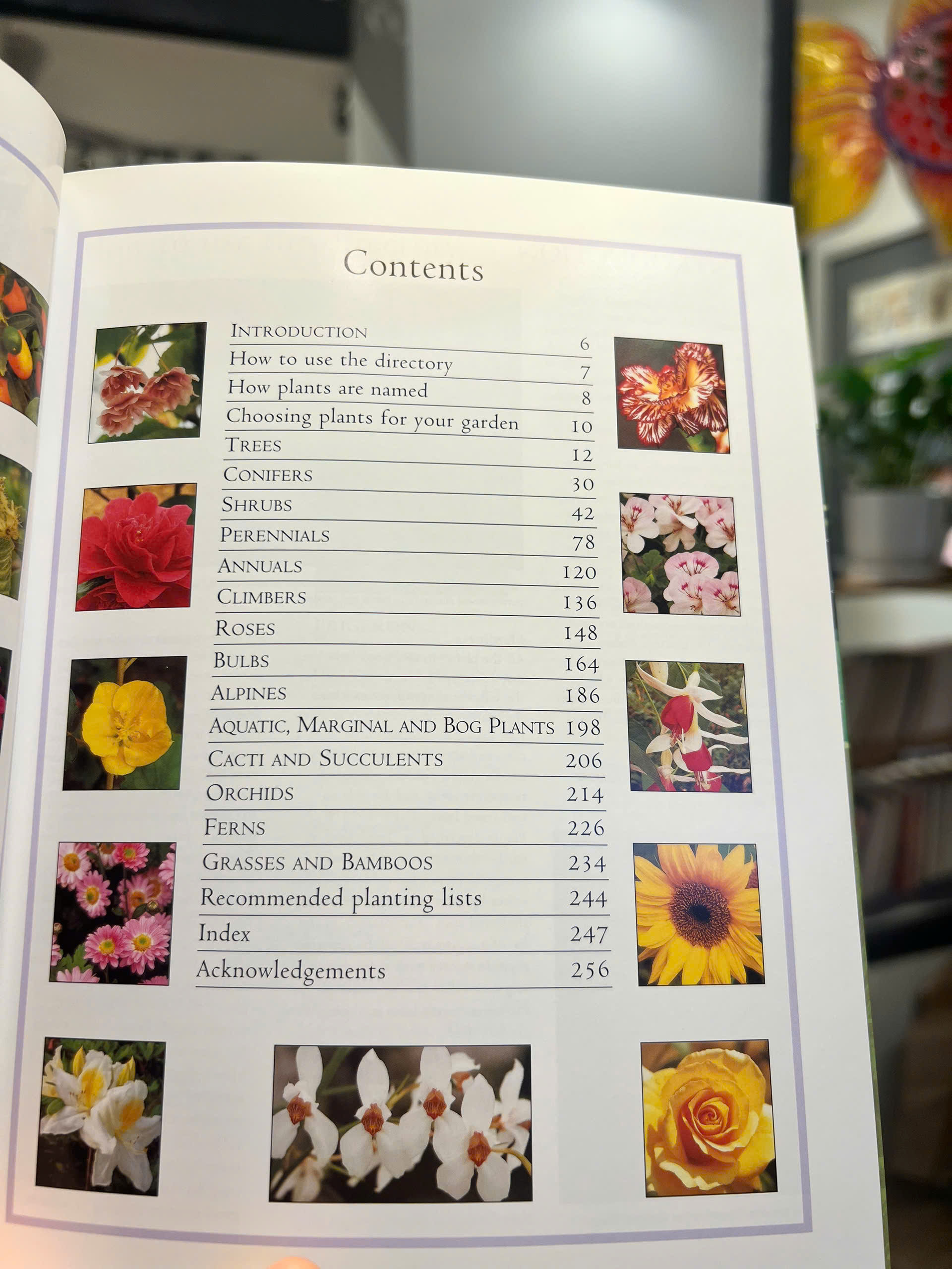 Sách - Illustrated Handbook Of Garden Plants: A Practical Guide To 3000 Popular Plants