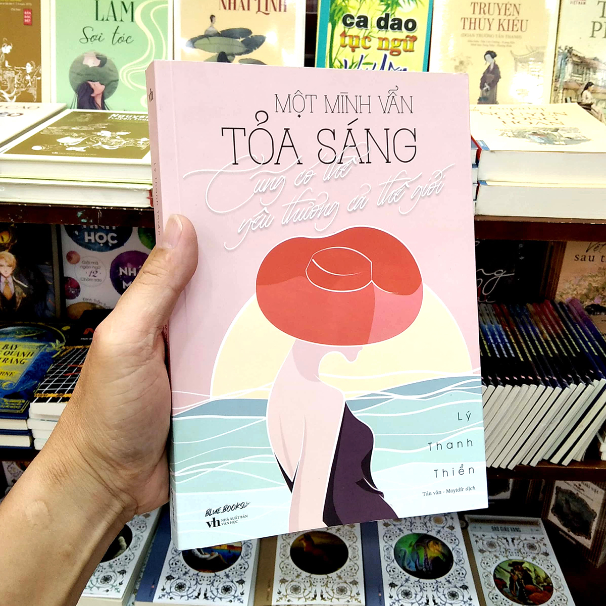 Một Mình Vẫn Tỏa Sáng Cũng Có Thể Yêu Thương Cả Thế Giới