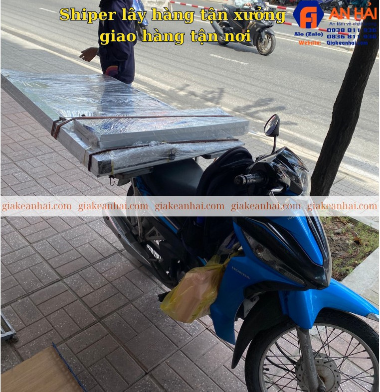 KỆ ĐÔI siêu thị trưng bày cao 1m2 độc lập LƯNG LƯỚI có 3 mâm tầng loại dày , chịu lực tốt.