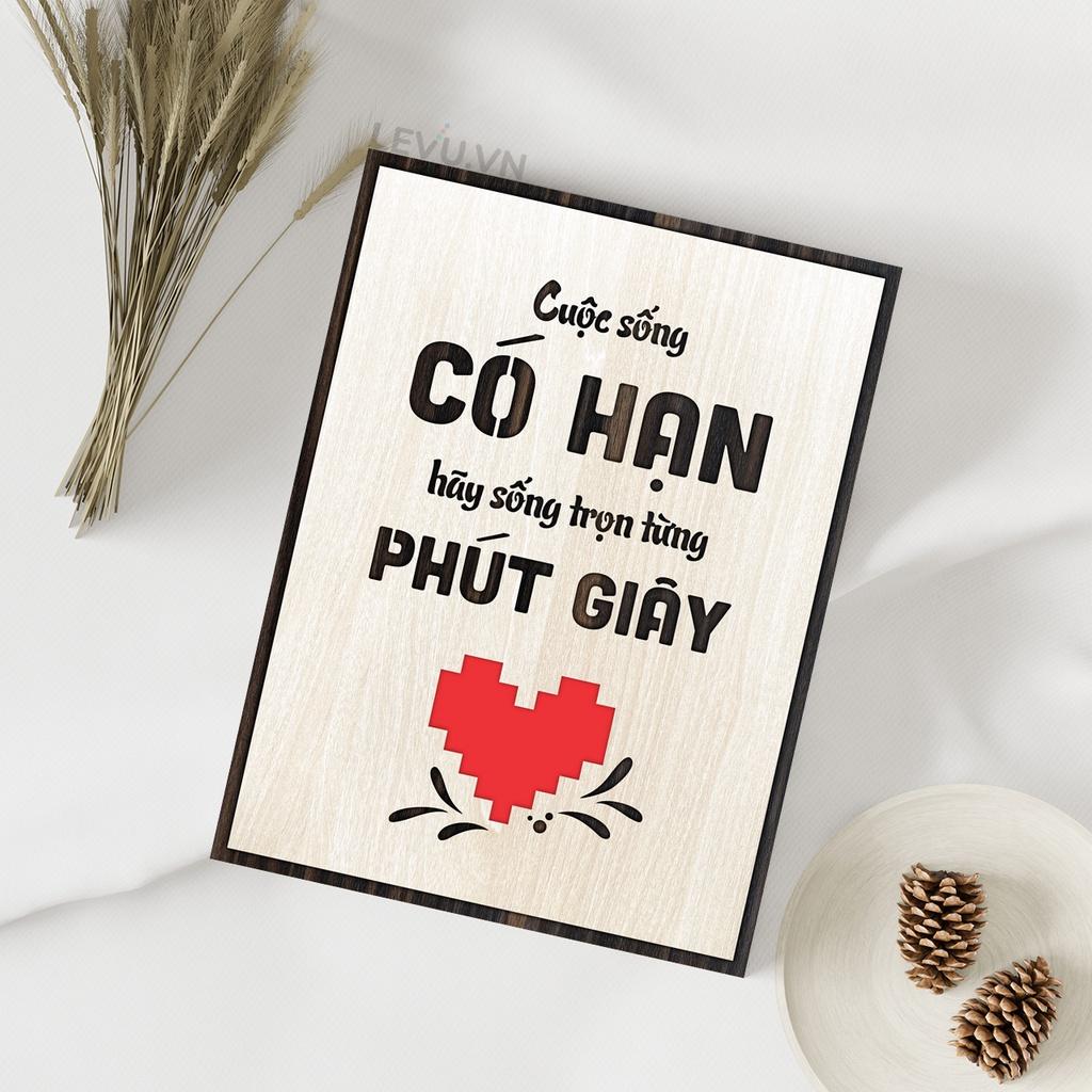 Tranh treo tường gỗ LEVU LV036 "Cuộc sống có hạn hãy sống trọn từng phút giây"