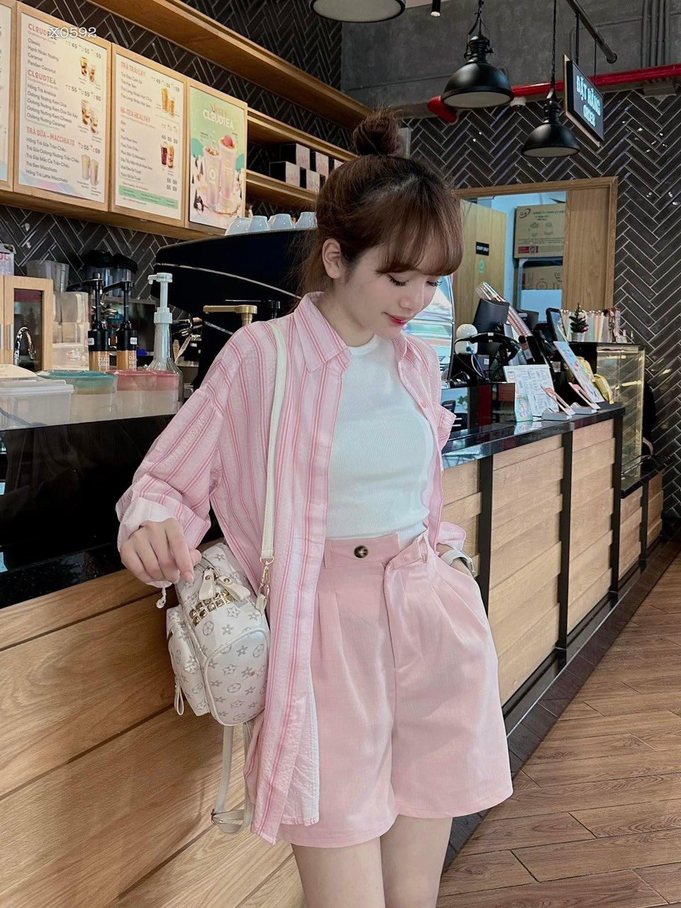 SET ÁO SƠ MI KẺ SỌC HỒNG TAY DÀI + ÁO THUN CROPTOP TRƠN + QUẦN GIẢ VÁY NGẮN LƯNG CAO ỐNG RỘNG DẠO PHỐ DỰ TIỆC ĐI CHƠI