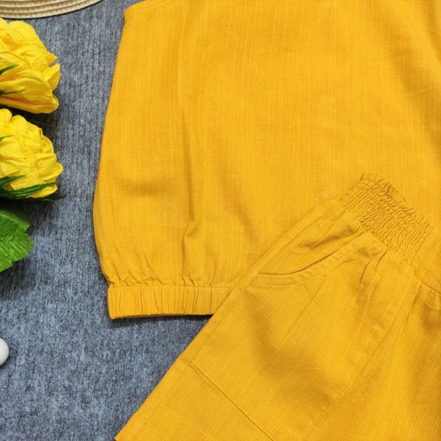 G00000214 Bộ áo sát cánh quần ngắn bé gái, chất vải linen vàng mềm mịn thoáng mát