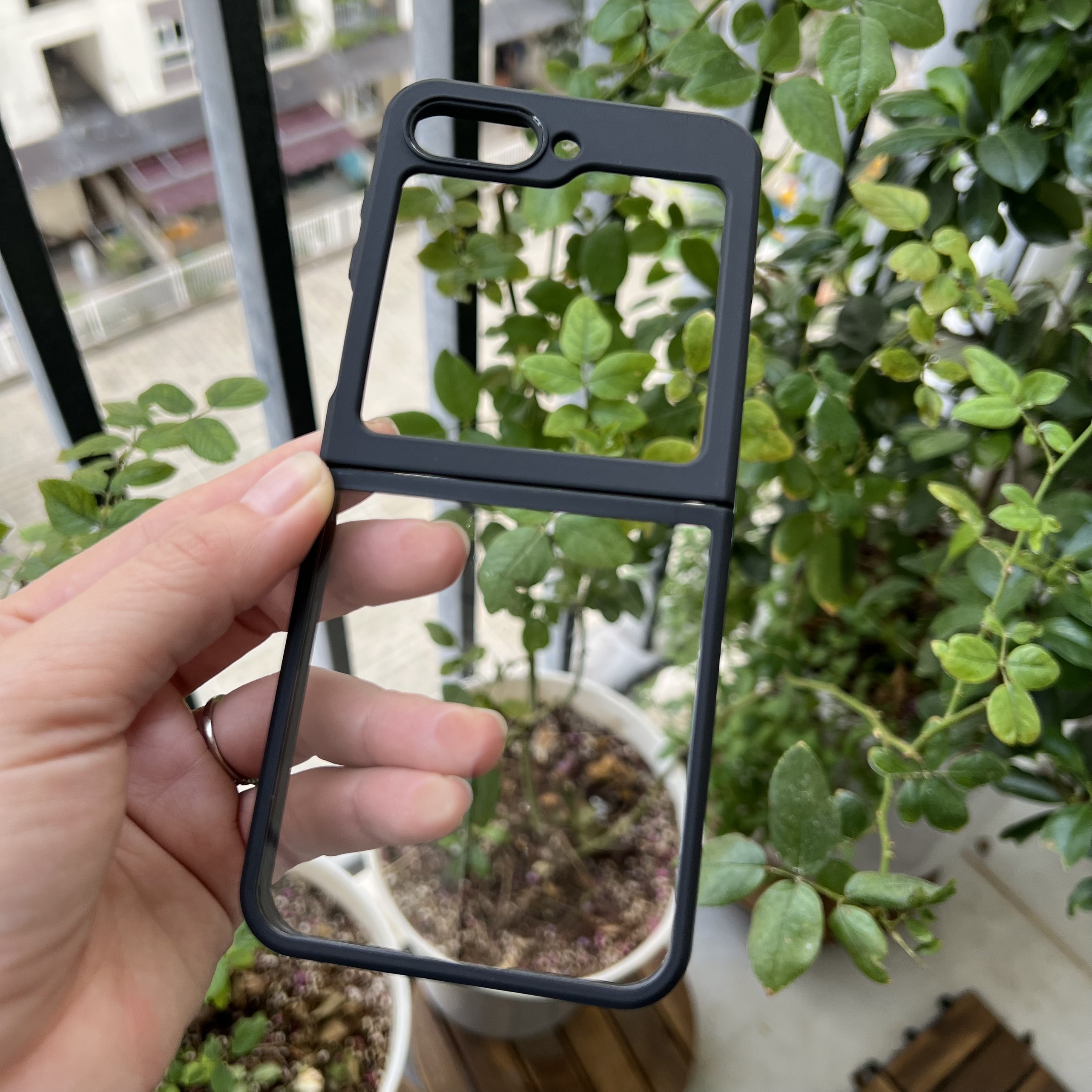Ốp lưng cho Galaxy Z Flip 5 Likgus trong viền màu- hàng chính hãng