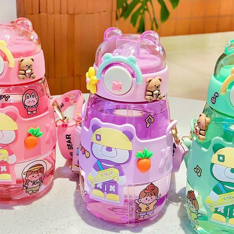 BÌNH NƯỚC NHỰA TRÒN BẦU HÌNH GẤU 600ML TÍCH HỢP ỐNG HÚT NẮP BẬT MỞ CHỐNG TRÀN KÈM DÂY ĐEO STICKER XINH XẮN ĐÁNG YÊU