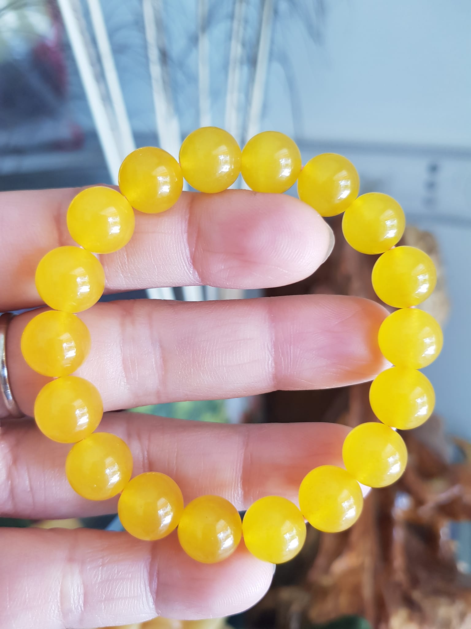 Chiếc Vòng tay đá mã não vàng anh tươi quá đẹp  Size hạt 10mm Nữ mệnh kim thổ thủy đeo  Vòng vàng anh này người lớn trẻ em nhỏ đeo được hết ạ rất là xinh xắn luôn