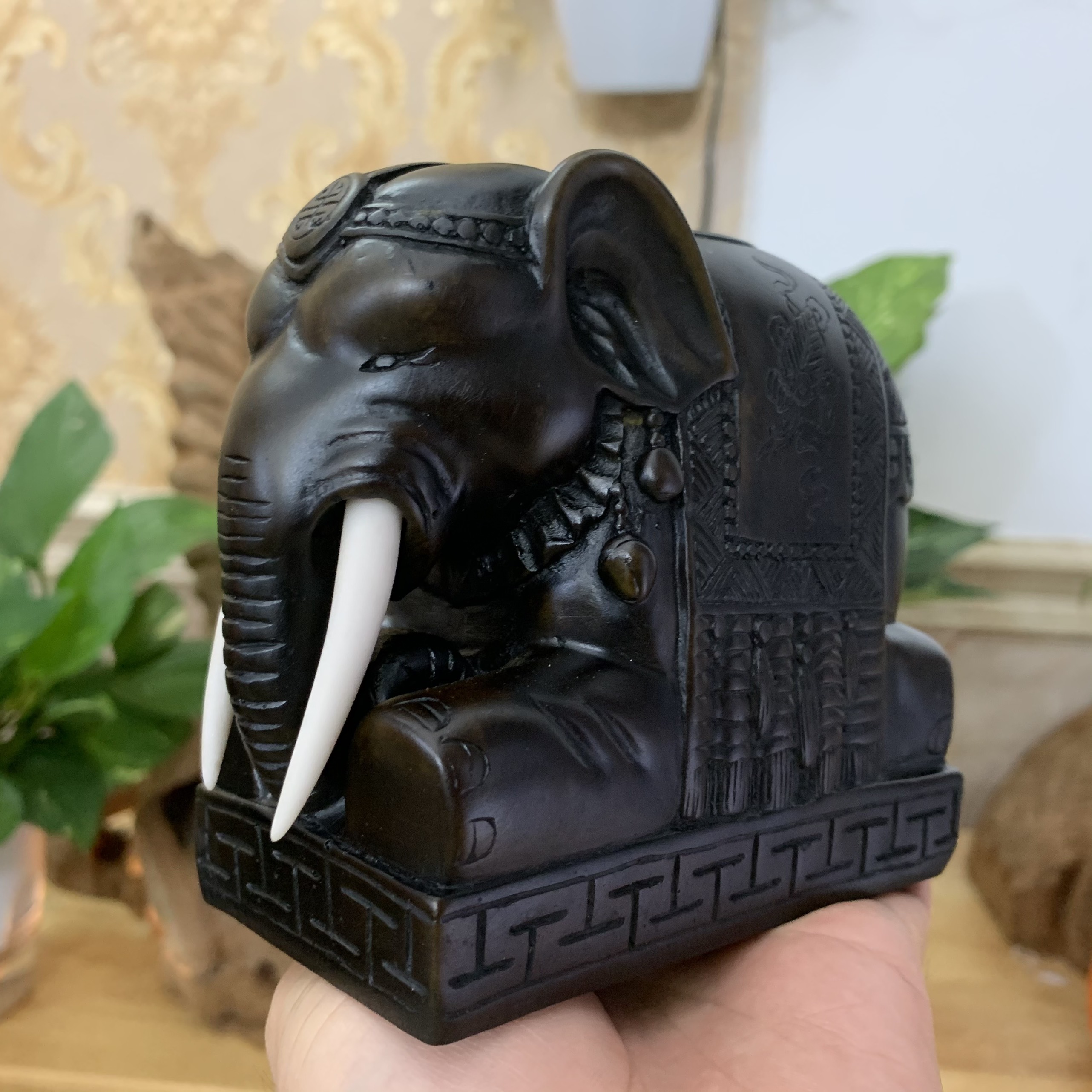 Tượng voi đá trang trí phong thủy dáng voi quỳ phục bảo vệ gia chủ - Dài 12cm