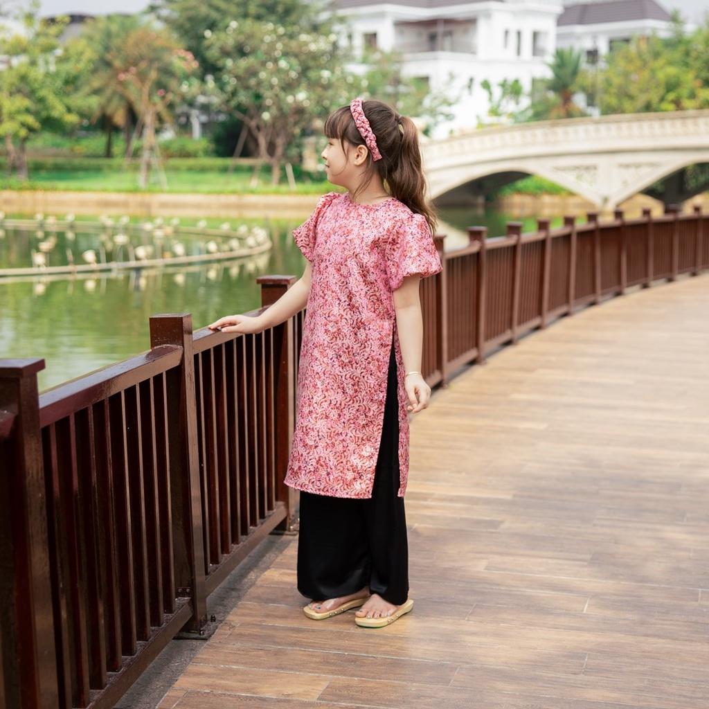 Áo dài bé gái BYZU thiết kế cách tân cổ tròn tay bồng, chất vải gấm cao cấp hoa nhí