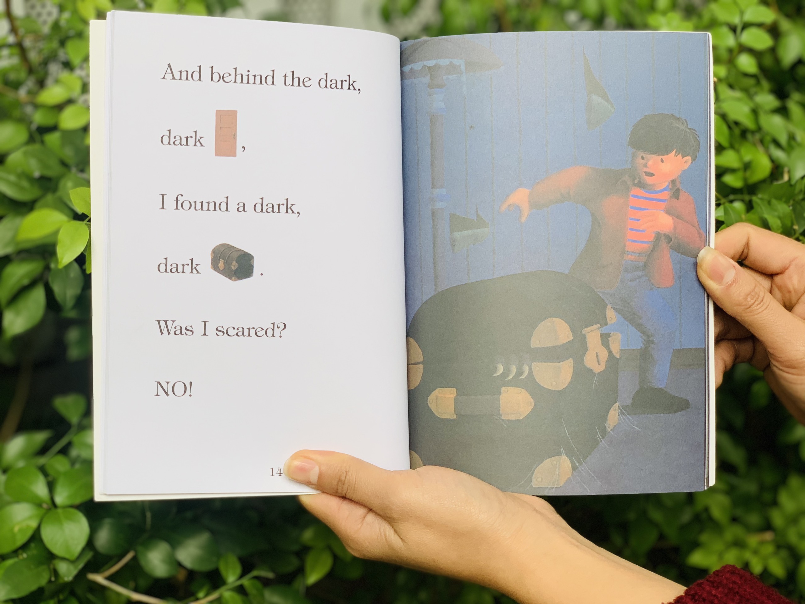 Sách In A Dark, Dark House  (All Aboard Reading) - Truyện tiếng anh cho bé từ 2 tuổi, tặng kèm file nghe học tập hiệu quả