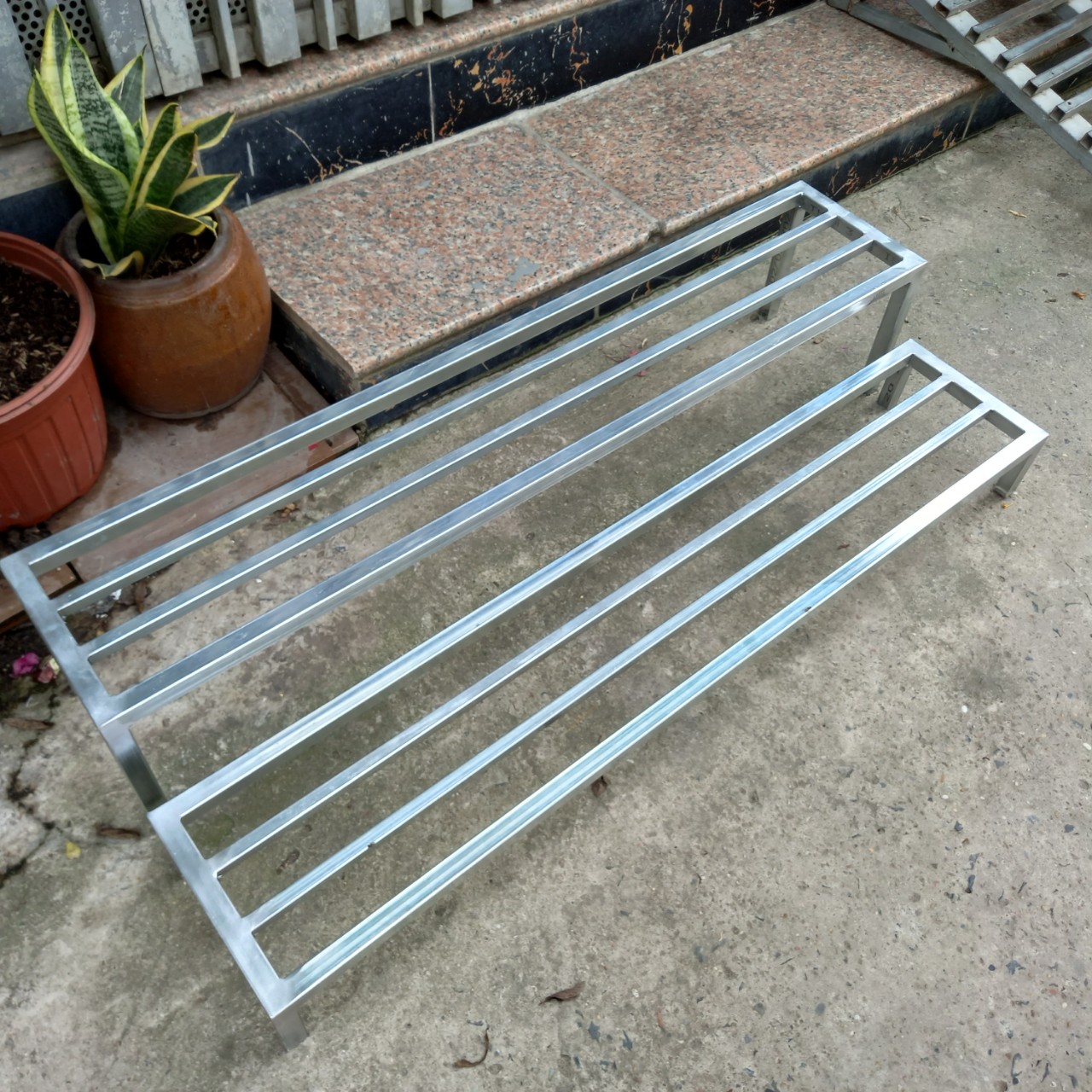 Kệ sắt đỡ chậu cây Dài 100cm, Rộng 20cm, Cao cm, hộp thép 20*20mm mạ kẽm, chân có nút nhựa chống trượt, dùng để kê đồ, kê chậu rau, kê chậu hoa