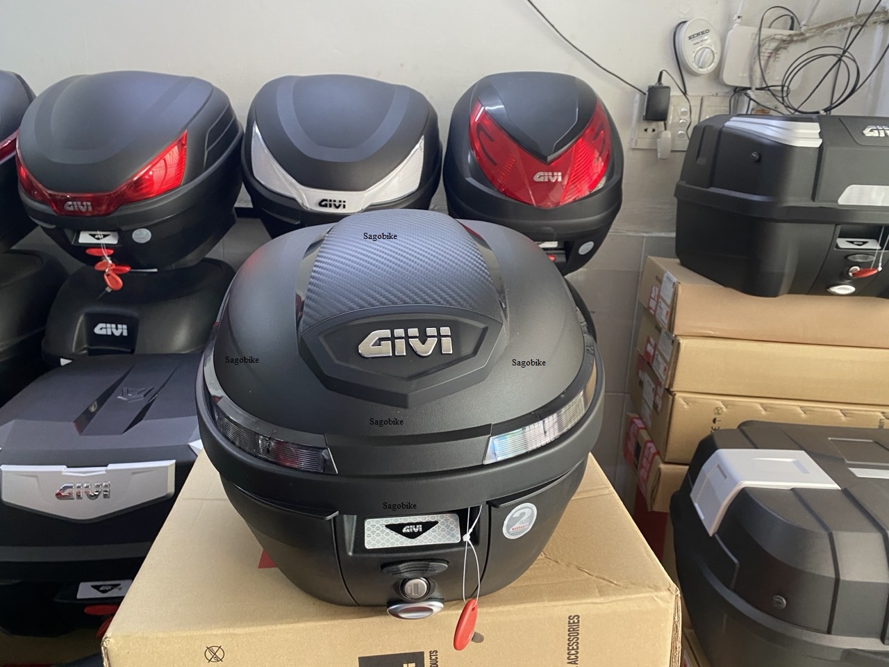 Thùng givi B270N2 dung tích 27 lit, kèm đế và ốc gắn.