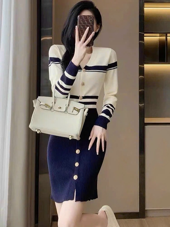 Đầm len body phối màu cổ tim kết hợp 1 hàng nút cá tính, sang trọng