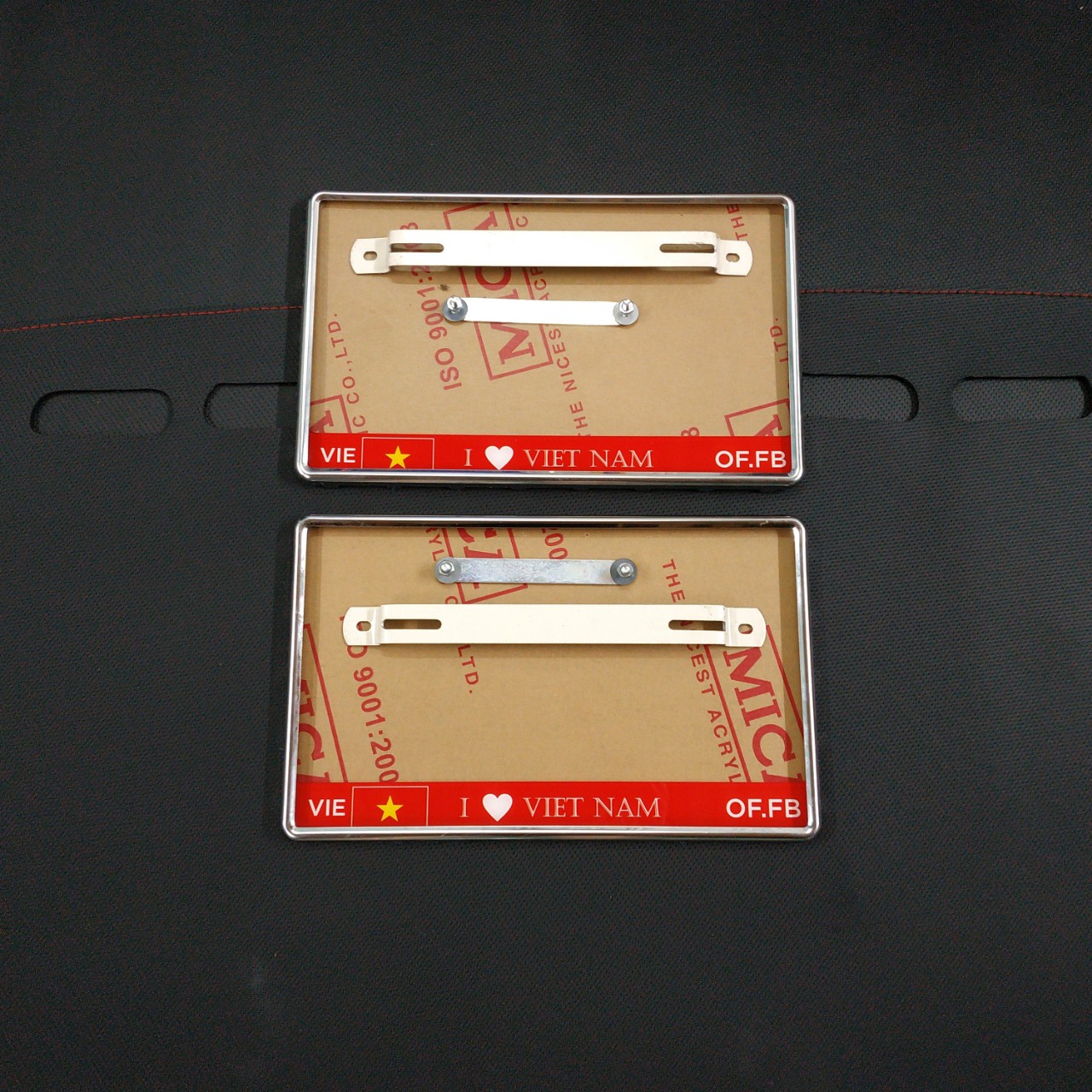 Khung bảng số ô tô mới nhất 2020 khung inox 2 khung bằng nhau có viền ngoài tặng kèm logo bằng mica