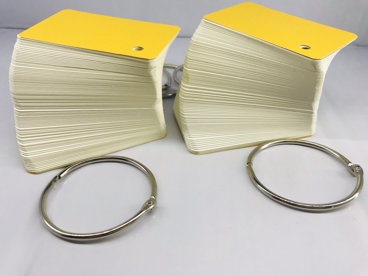 200 Thẻ Flashcard Trắng 5x8cm Dày Giấy Ivory 350gms Kèm Khoen Bìa - Giao Màu Ngẫu Nhiên
