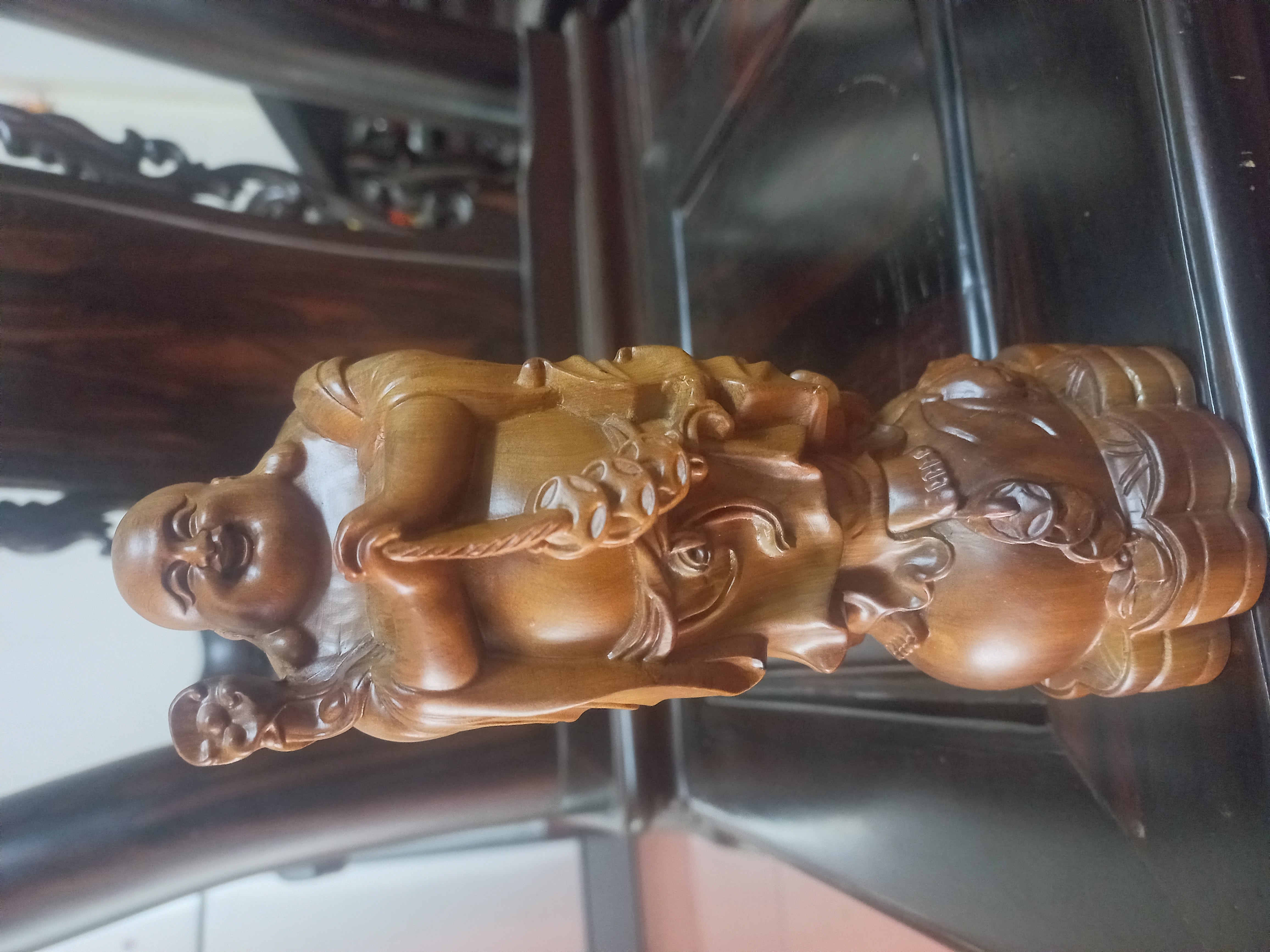 Tượng phật di lặc chúc phúc mini bằng gỗ bách xanh thơm nức kt 20×7×5cm