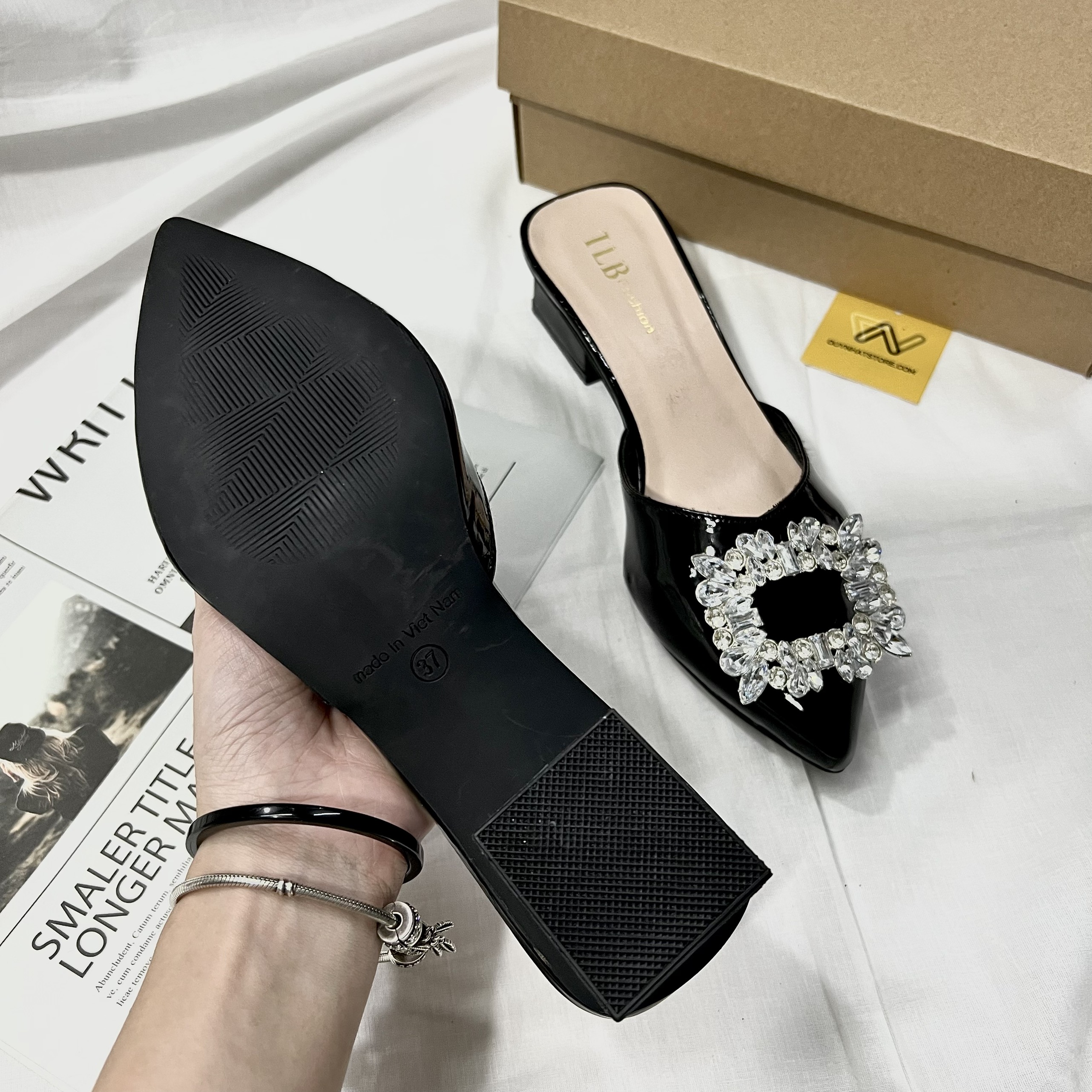 Dép Sục Khóa Xoàn GC Cao Gót Bít Mũi Nhọn Giày Duy Nhật Store Phối Da Bóng Uzzang Kiểu Đơn Giản Màu Đen Cao Cấp 5cm Êm