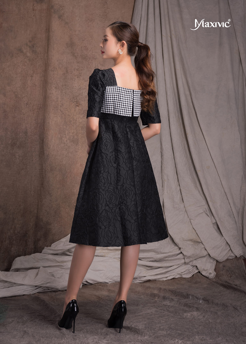 Đầm Đen Hoa Nổi Cổ HQ Caro Maxivic M012207