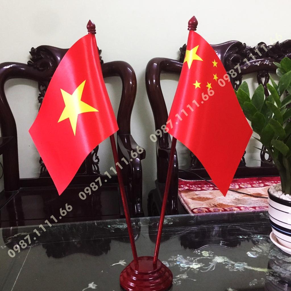 Cờ Để Bàn Đế gỗ Cắm 2 cờ Việt Nam - Trung Quốc In Kỹ Thuật Số 3D