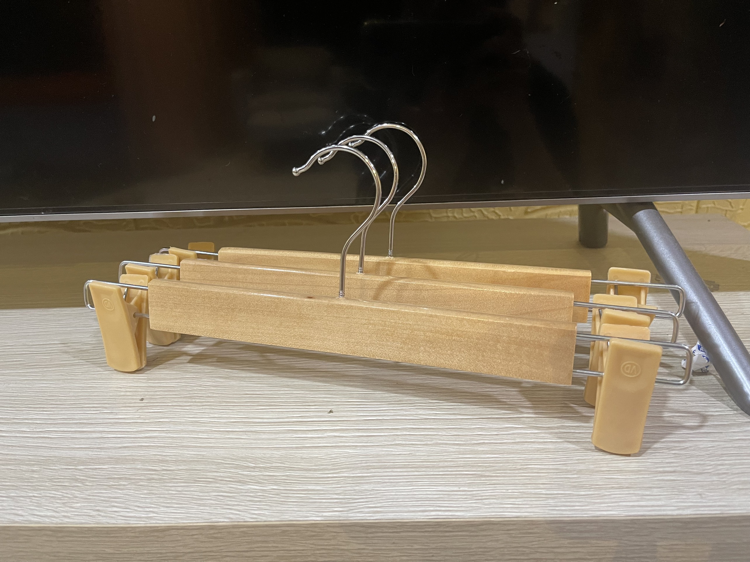 Móc kẹp quần gỗ vàng đầu kẹp nhựa 30cm