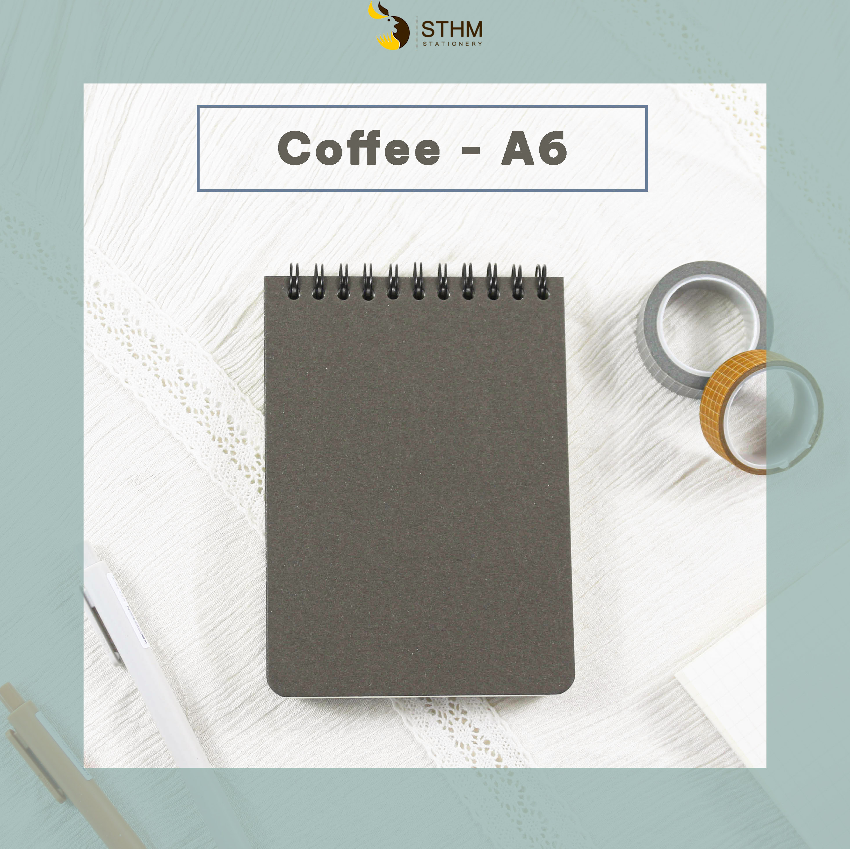 - Sổ bìa trơn A6 bìa dày 1mm - Ruột kem 100gsm - Gáy phía trên
