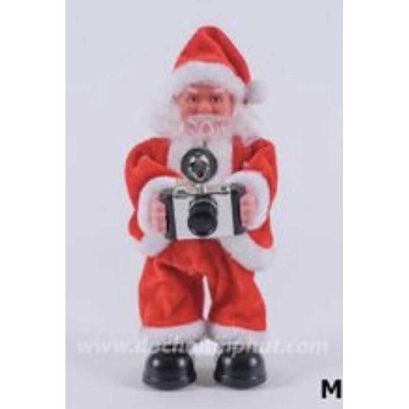 Ông già noel cầm máy chụp hình, lác mông, chống tay hiphop, nhà rơm có đèn nhạc giáng sinh