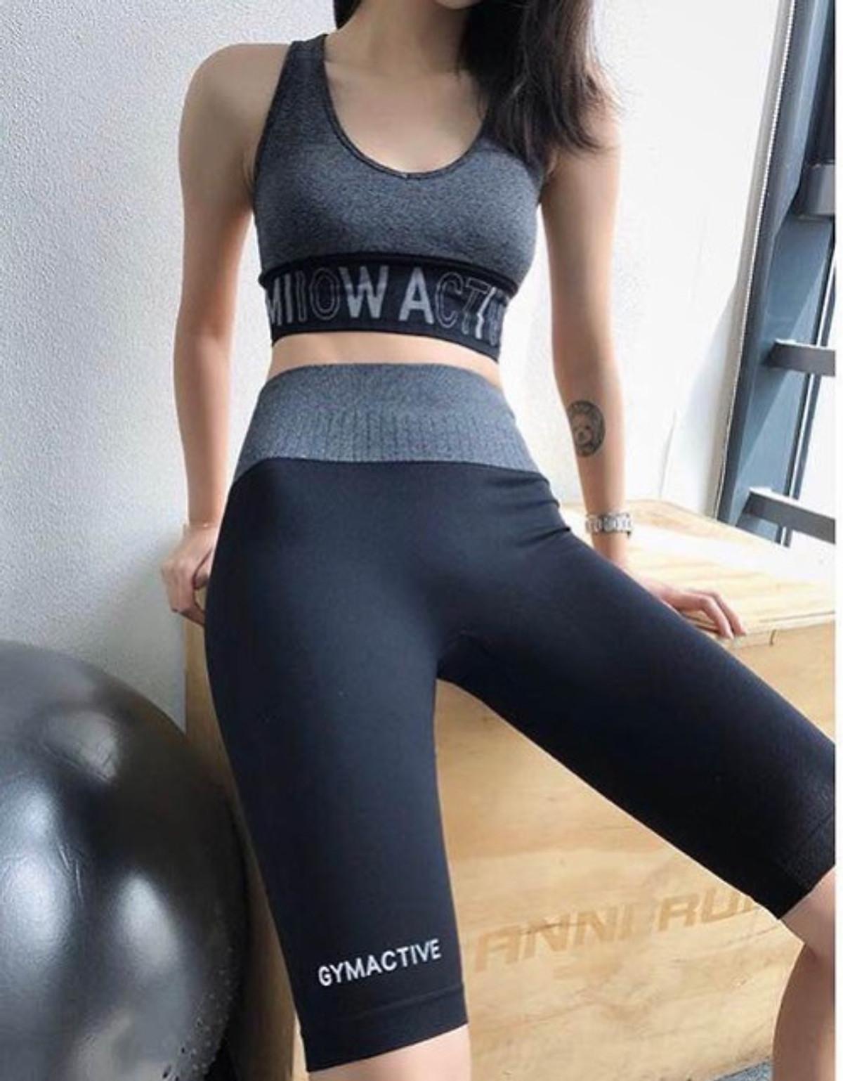 Bộ Quần Áo Tập Thể Thao Nữ Gồm Quần Lửng Lưng Cao Và Áo Croptop Có Sẵn Mút Nâng Ngực