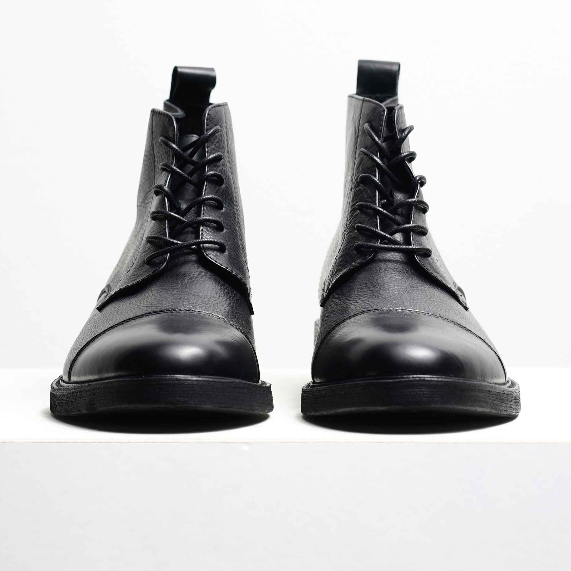 Giày Boot Nam Công Sở Cao Cổ Buộc Dây Màu Đen Da Thật Mũi Tròn Đế Phíp Văn Phòng Sartorial Bảo Hành 1 Năm