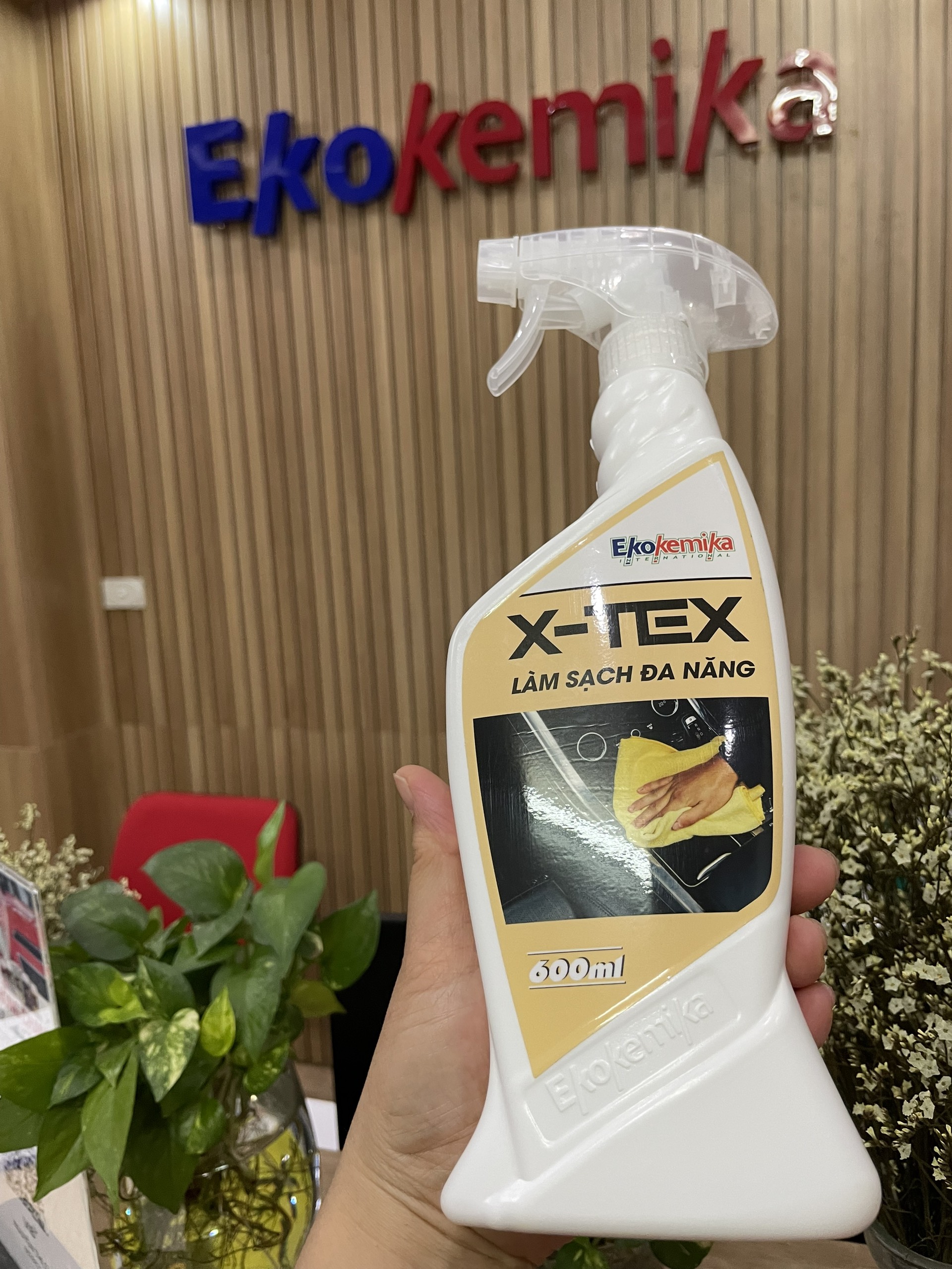 DUNG DỊCH LÀM SẠCH NỘI THẤT XE HƠI ĐA NĂNG X-TEX 600ML TRUNG TÍNH AN TOÀN CHO XE THƯƠNG HIỆU EKOKEMIKA