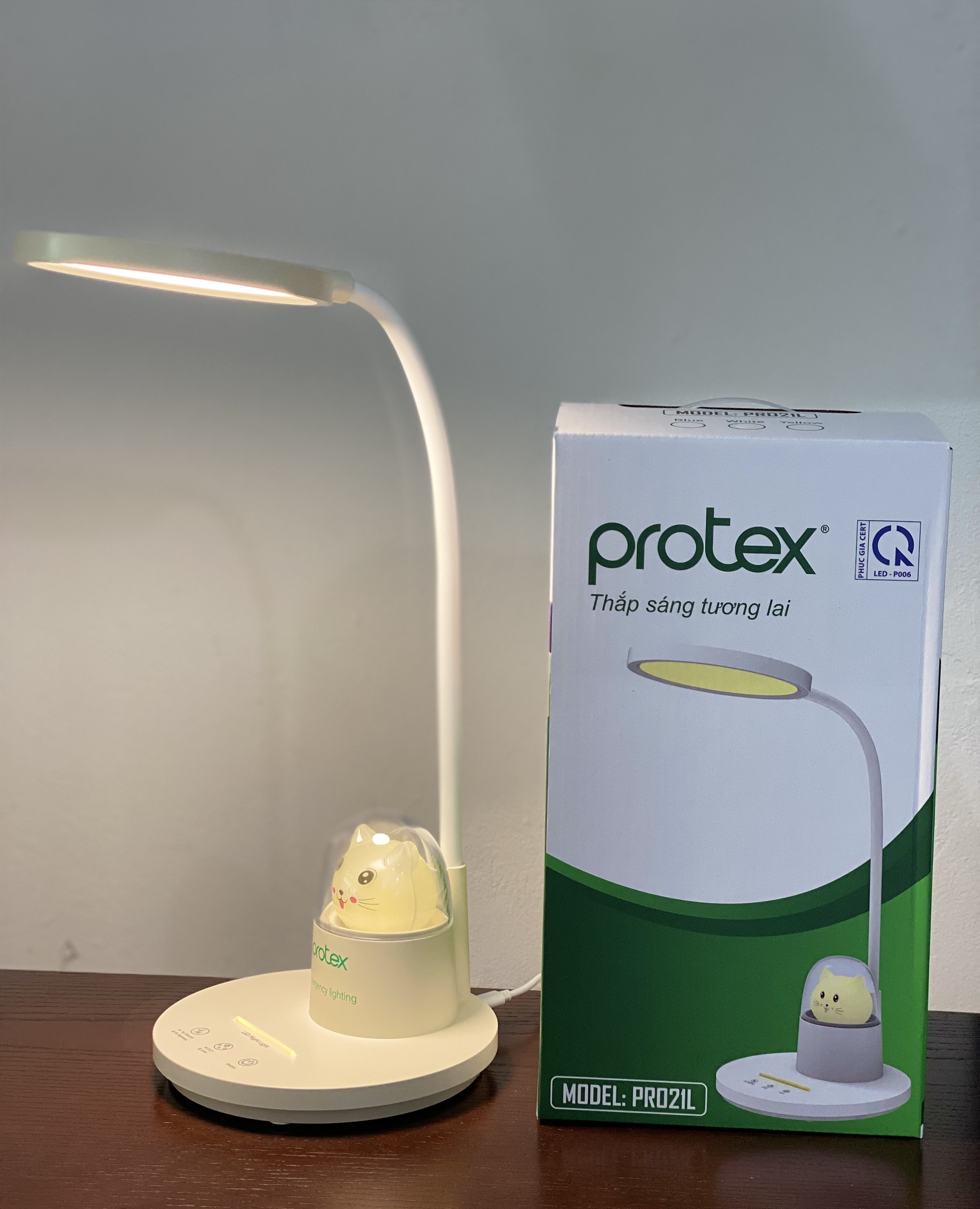 Đèn Bàn Chống Cận Thị Protex Model PR021L Tích Điện - Hàng Chính Hãng