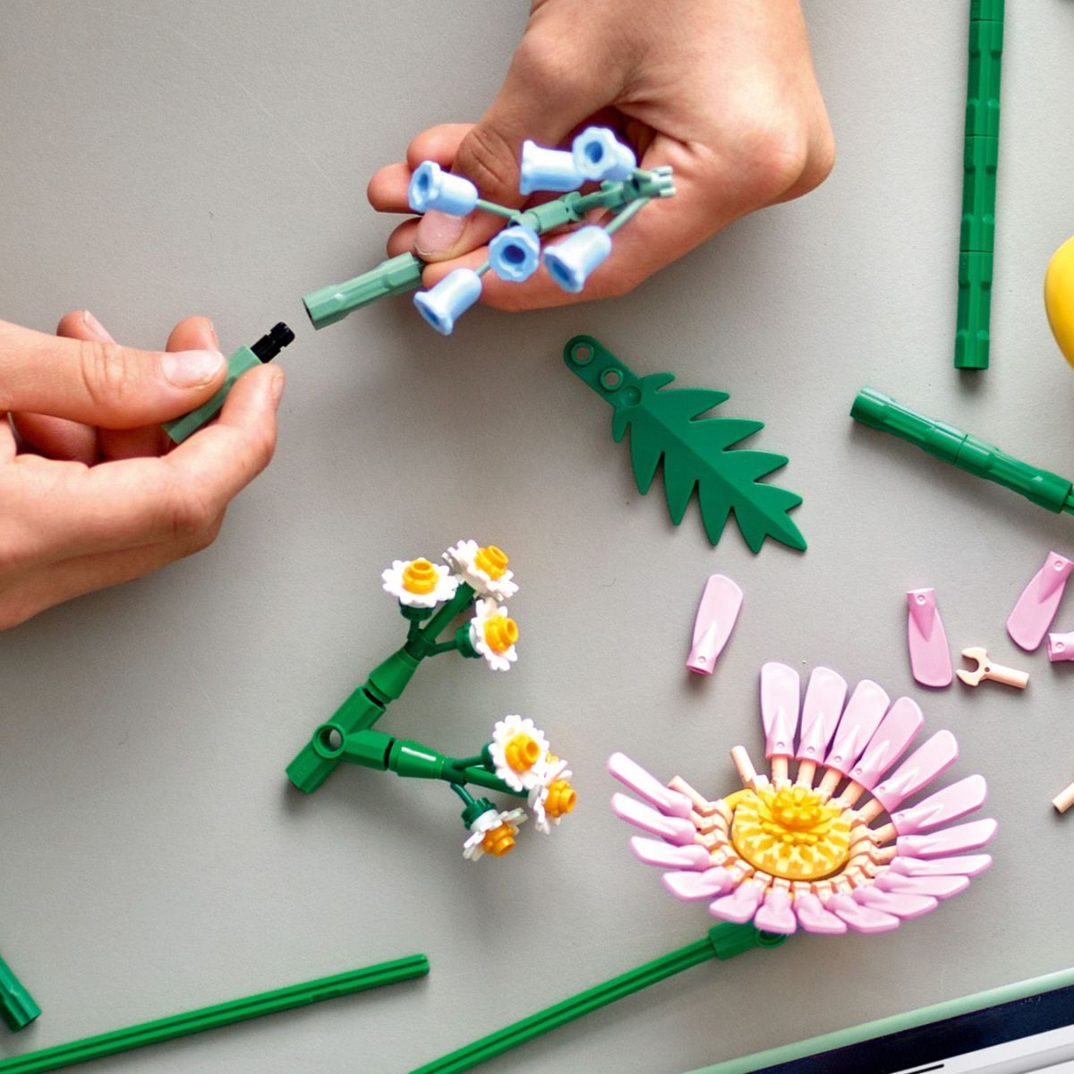 Đồ Chơi Lắp Ráp Bó Hoa Nhỏ Tươi Tắn LEGO BOTANICALS 10347 (373 chi tiết)