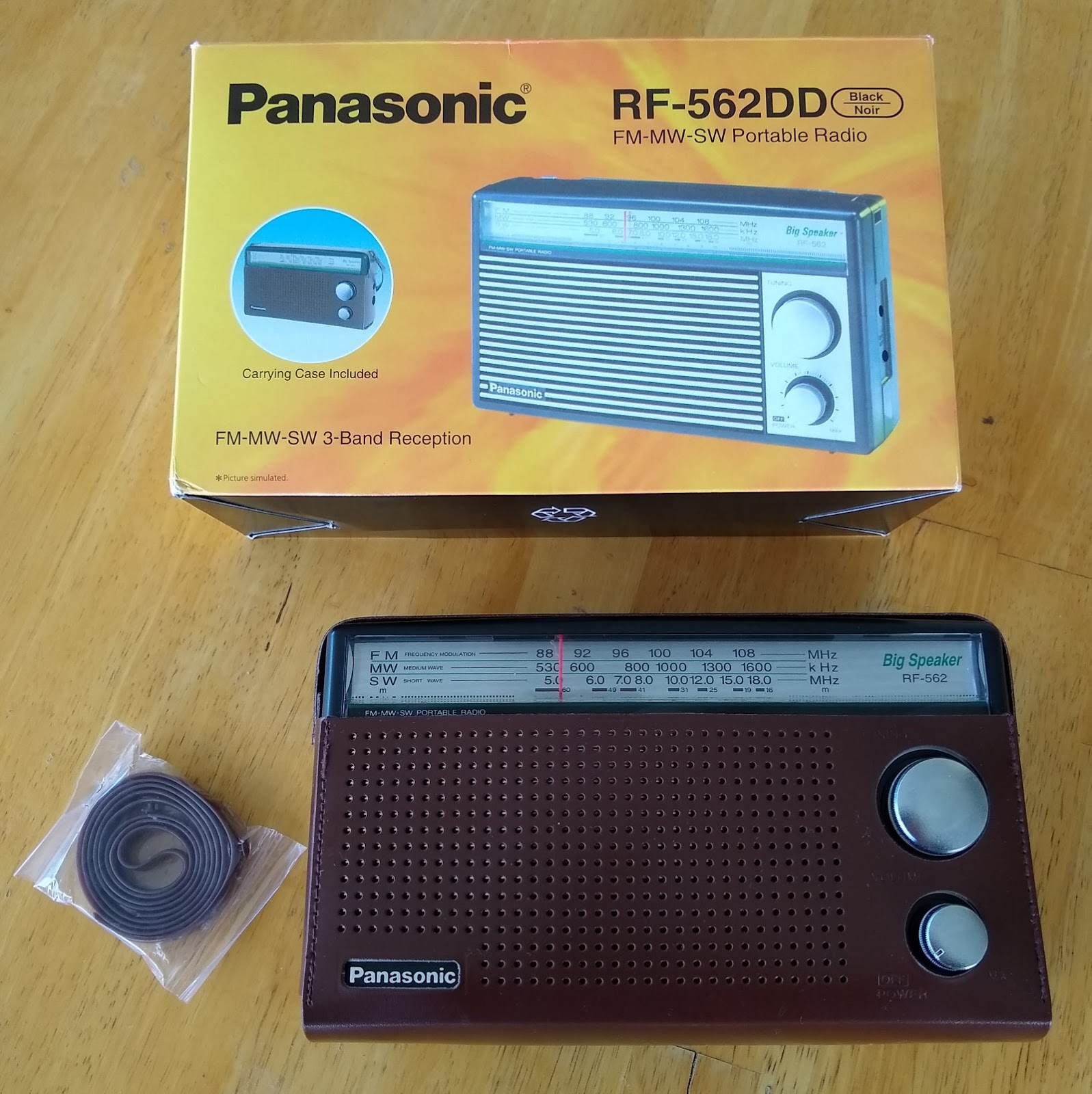 ĐÀI RADIO 3 BĂNG TẦN 2 PIN ĐẠI PANASONIC RF-562DD2 ( AM/ FM/ SW) HÀNG CHÍNH HÃNG