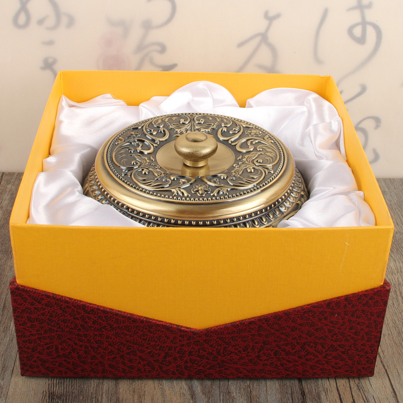 Lư gạt thuốc tân cổ điển màu đồng có nắp đậy giữ vệ sinh chất liệu kẽm mạ đồng rất dày dặn được ưa chuộng nhất hiện nay