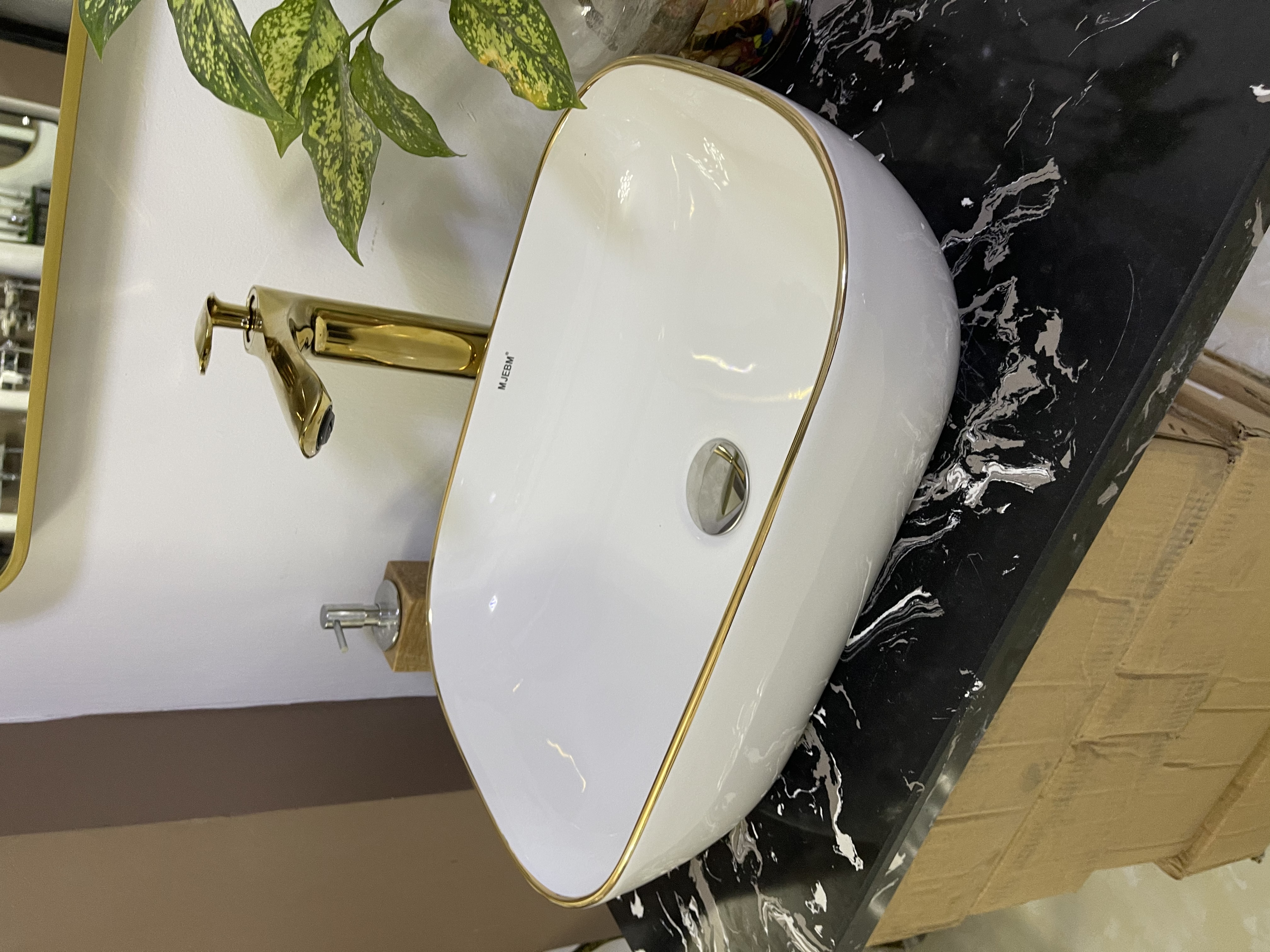 Lavabo đặt bàn viền vàng ( sale xả hàng )