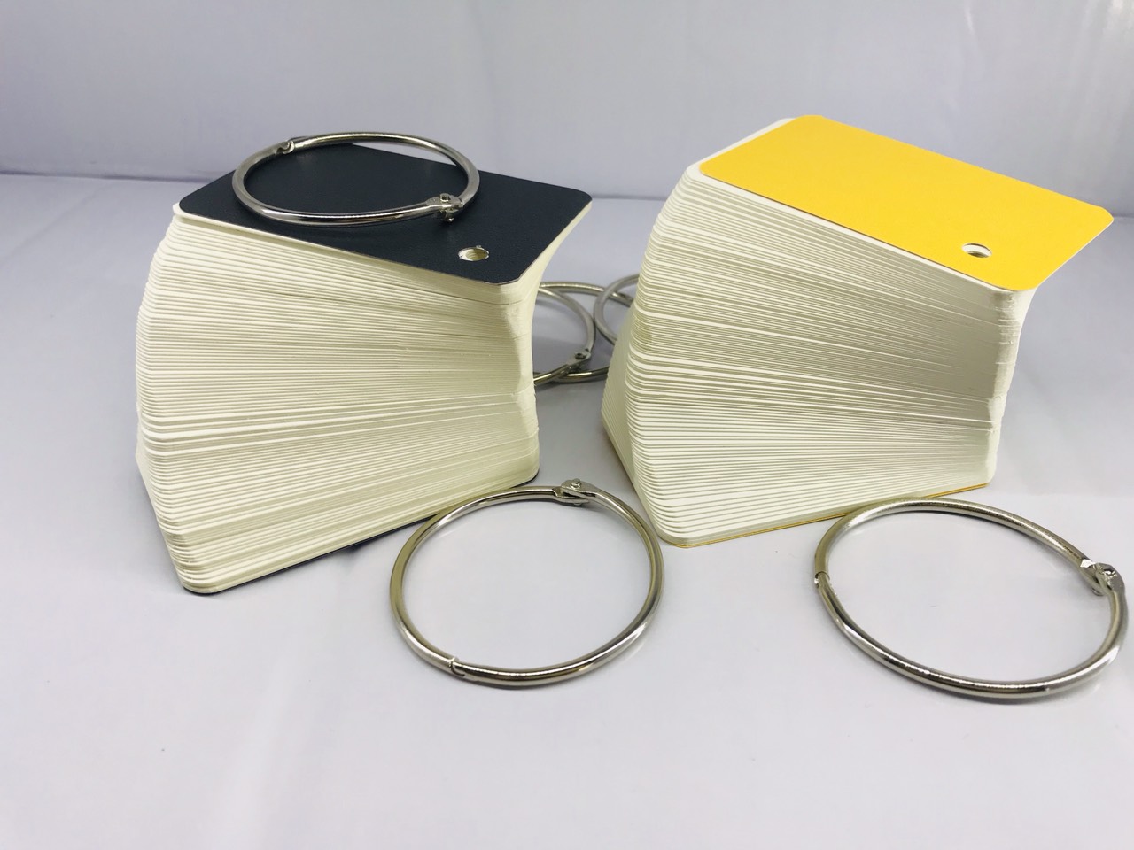 200 Thẻ Flashcard Trắng 5x8cm Dày Giấy Ivory 350gms Kèm Khoen Bìa - Giao Màu Ngẫu Nhiên