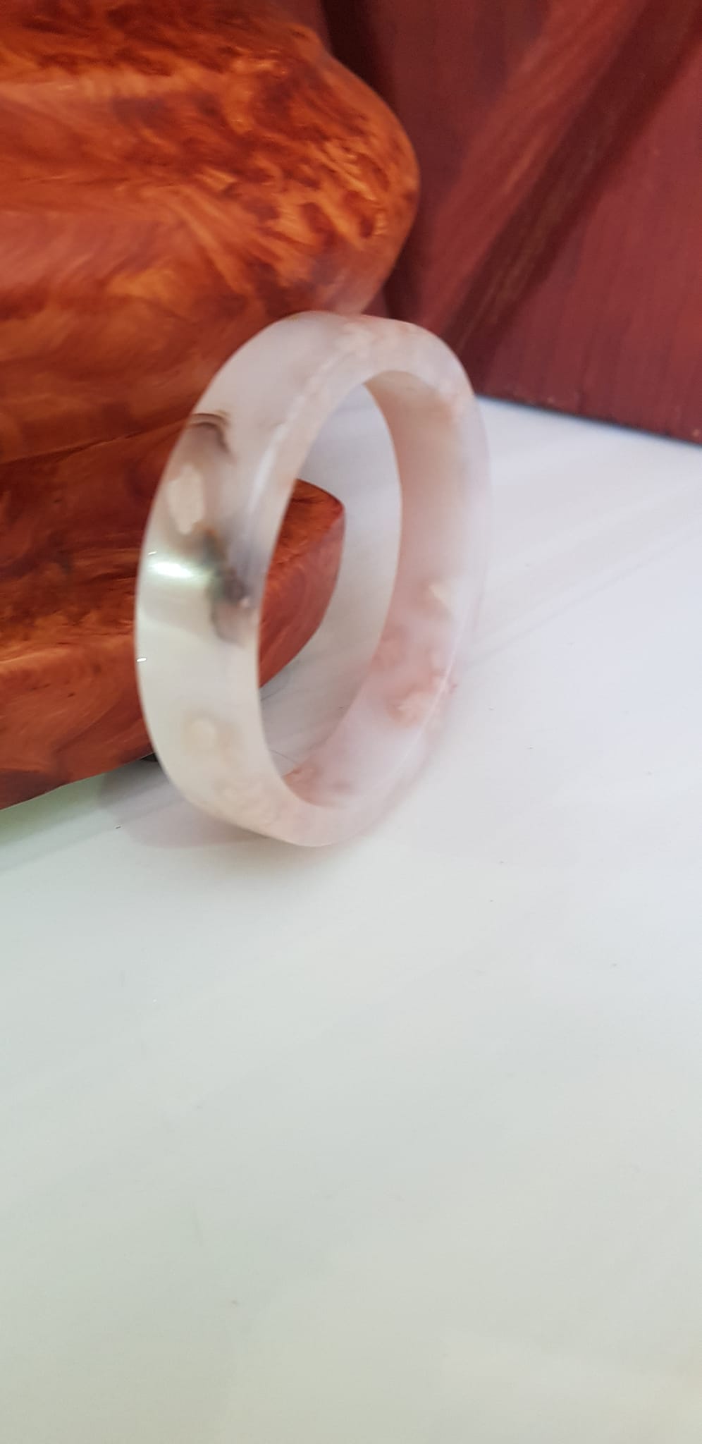 Vòng tay Nữ Mã Não Bản Vuông trắng bông hoa vân Ni 54mm x cao 13mm x dầy 6mm Nữ mệnh Kim mệnh Thủy 52kg - 55kg đeo đẹp xinh tay lắm ạ