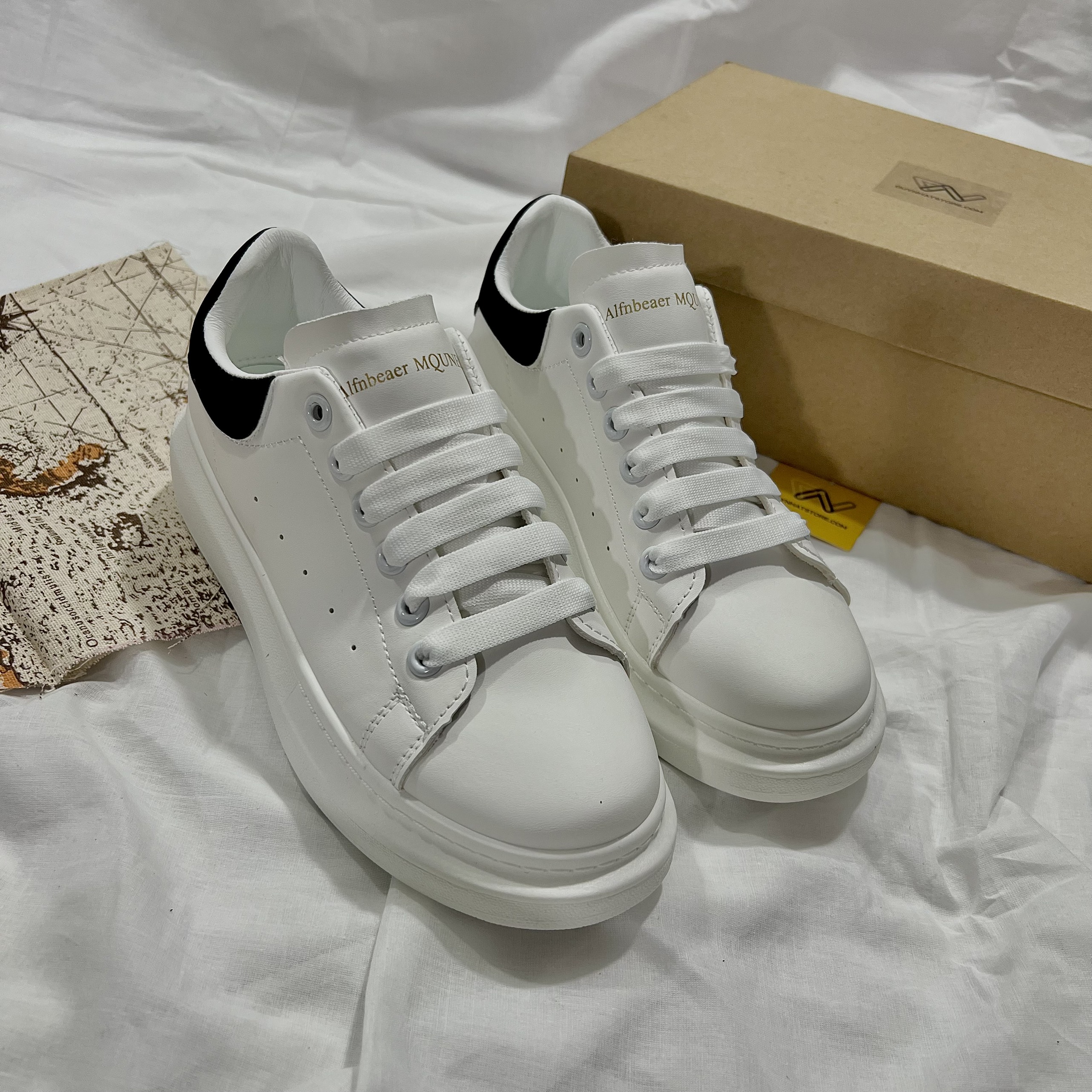 Giày Thể Thao Nữ Nam Màu Trắng Trơn Phối Gót Đen Duy Nhật Store Mc Queen Sang Bonsai Uzzang Đẹp Độn 4cm Êm Sneaker Bata