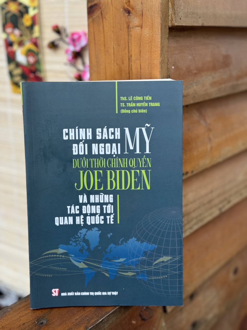 CHÍNH SÁCH ĐỐI NGOẠI MỸ DƯỚI THỜI CHÍNH QUYỀN JOE BIDEN VÀ NHỮNG TÁC ĐỘNG TỚI QUAN HỆ QUỐC TẾ - Lê Công Tiến, Trần Huyền Trang - Nhà xuất bản Chính Trị Quốc Gia Sự Thật.