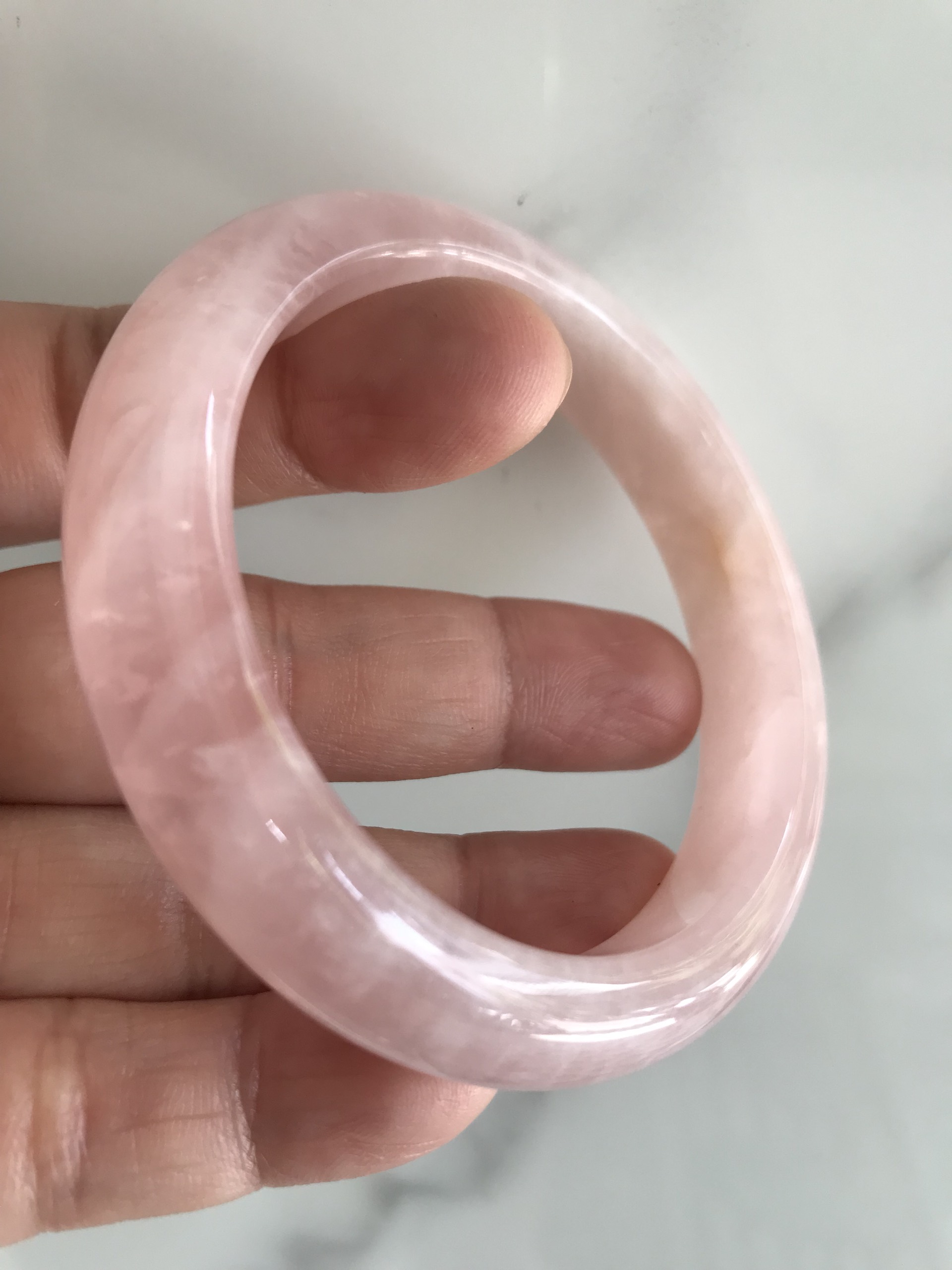 Vòng Thạch Anh Hồng Tự Nhiên Bản Hẹ Mới đẹp Ni 54mm Cao 12mm Dầy 8mm Màu Hồng tươi xinh bóng đẹp Nữ mệnh Hỏa mệnh Thổ tay vừa đeo 50kg - 54 kg ạ
