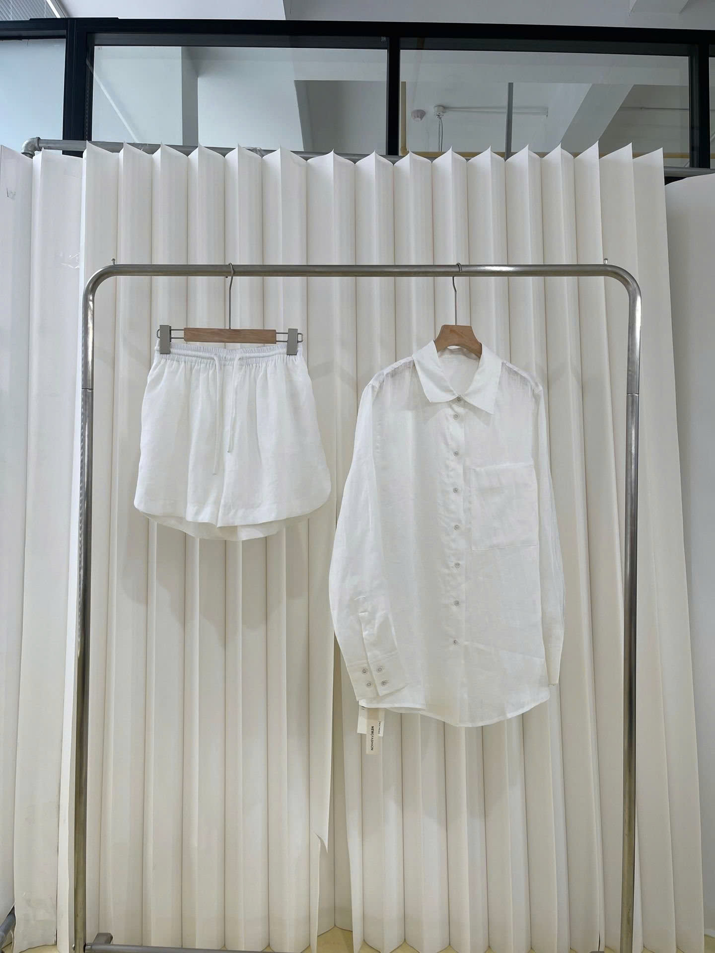Bộ 2 món: 1 áo sơ mi dài tay và 1 quần short dành cho nữ, trẻ trung, năng động, hot trend