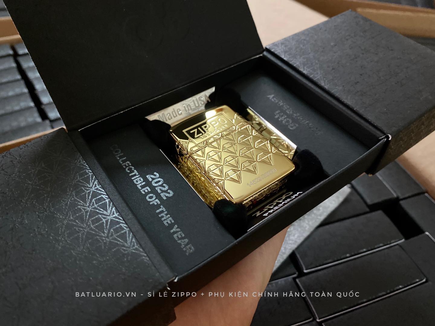 Bật Lửa Zippo 49866 – Zippo 90th Anniversary Limited Edition – Zippo 2022 Collectible Of The Year Asia – Gold Plated – Zippo Coty 2022 Asia